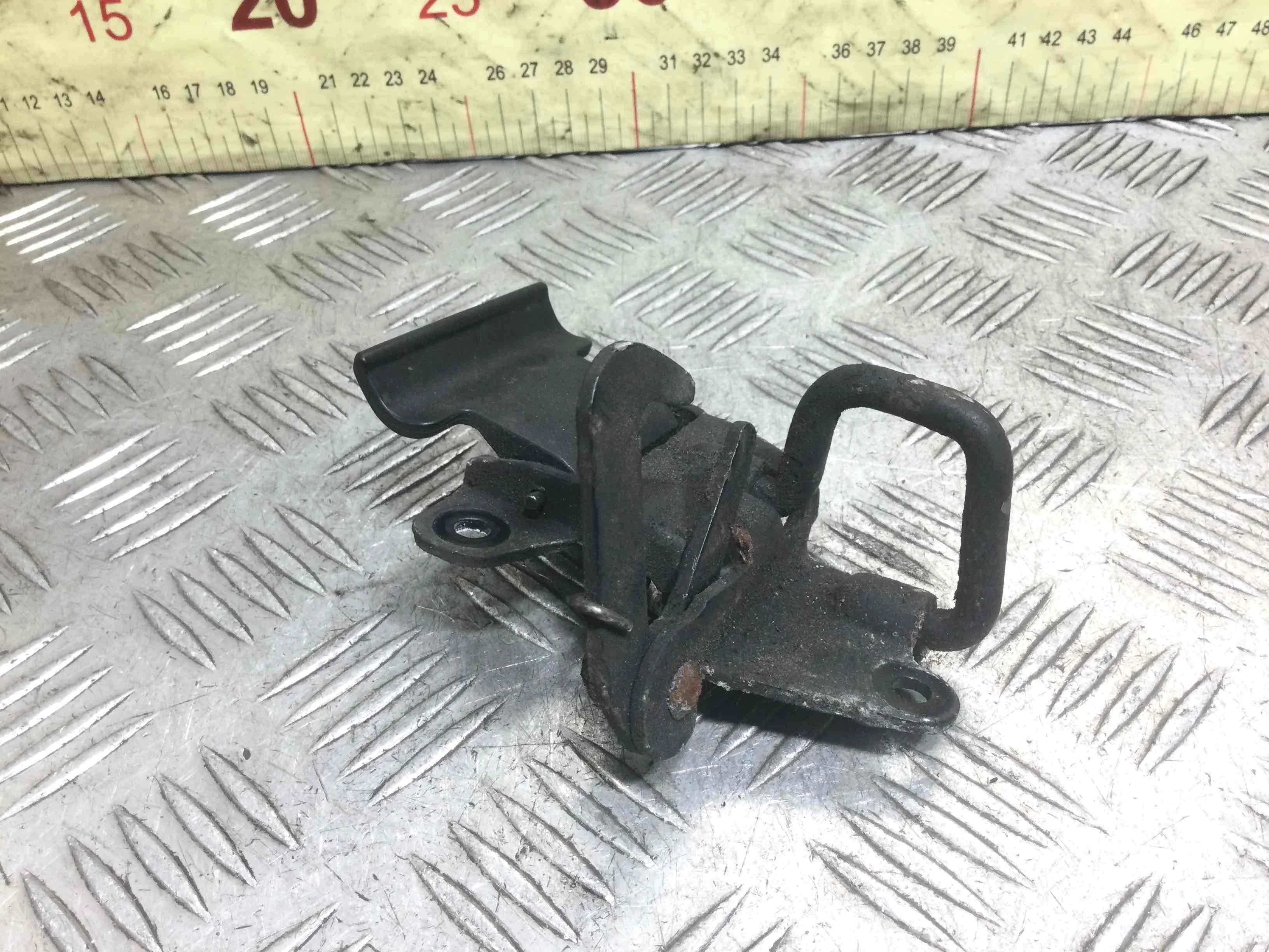 Крюк капота Audi A3 8L (1996-2000) бензин 1.6 i Механика Х/б