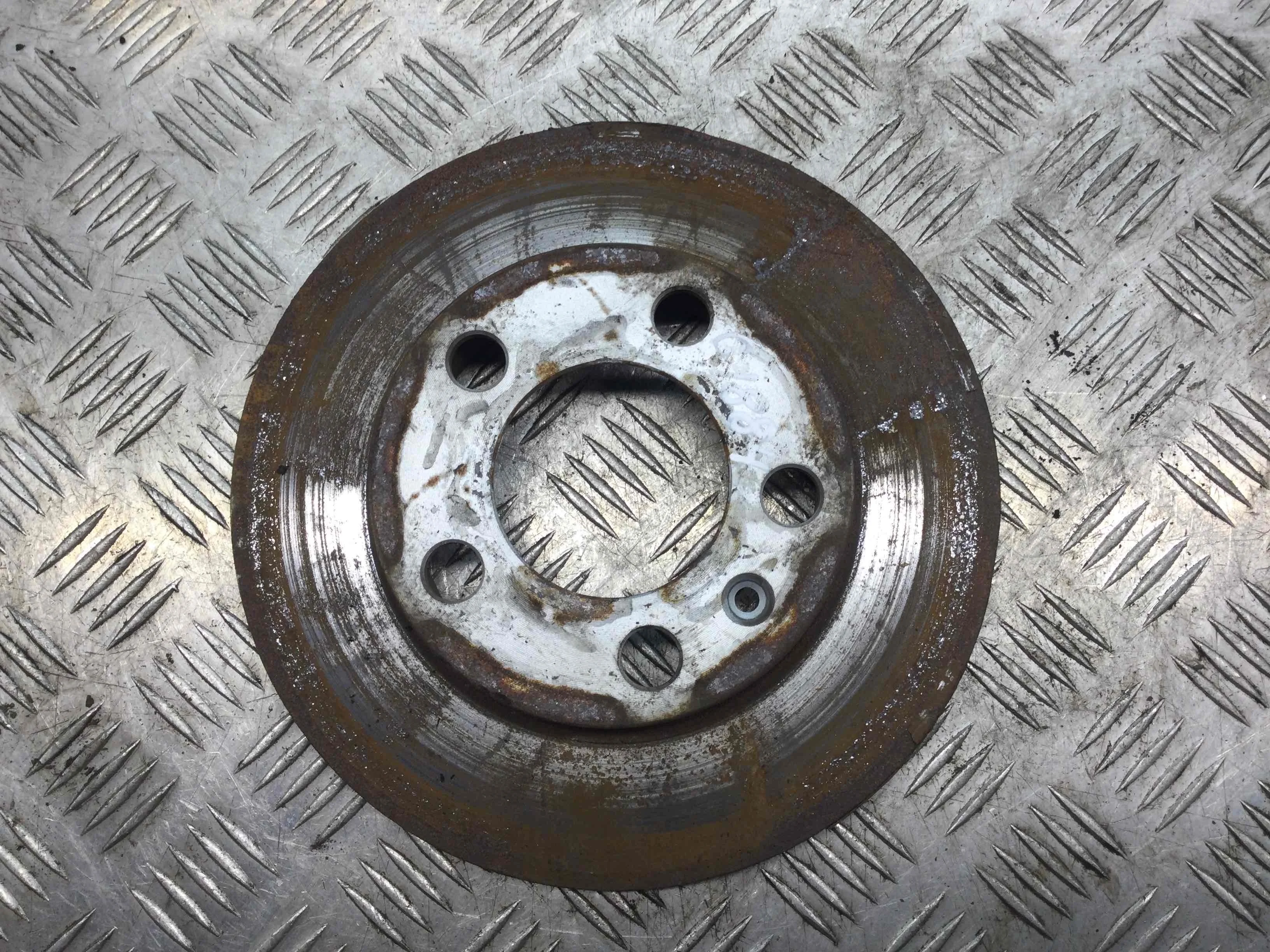 Диск тормозной задний Volkswagen Golf 4 поколение (1997-2004) бензин 1.4 i Механика Х/б