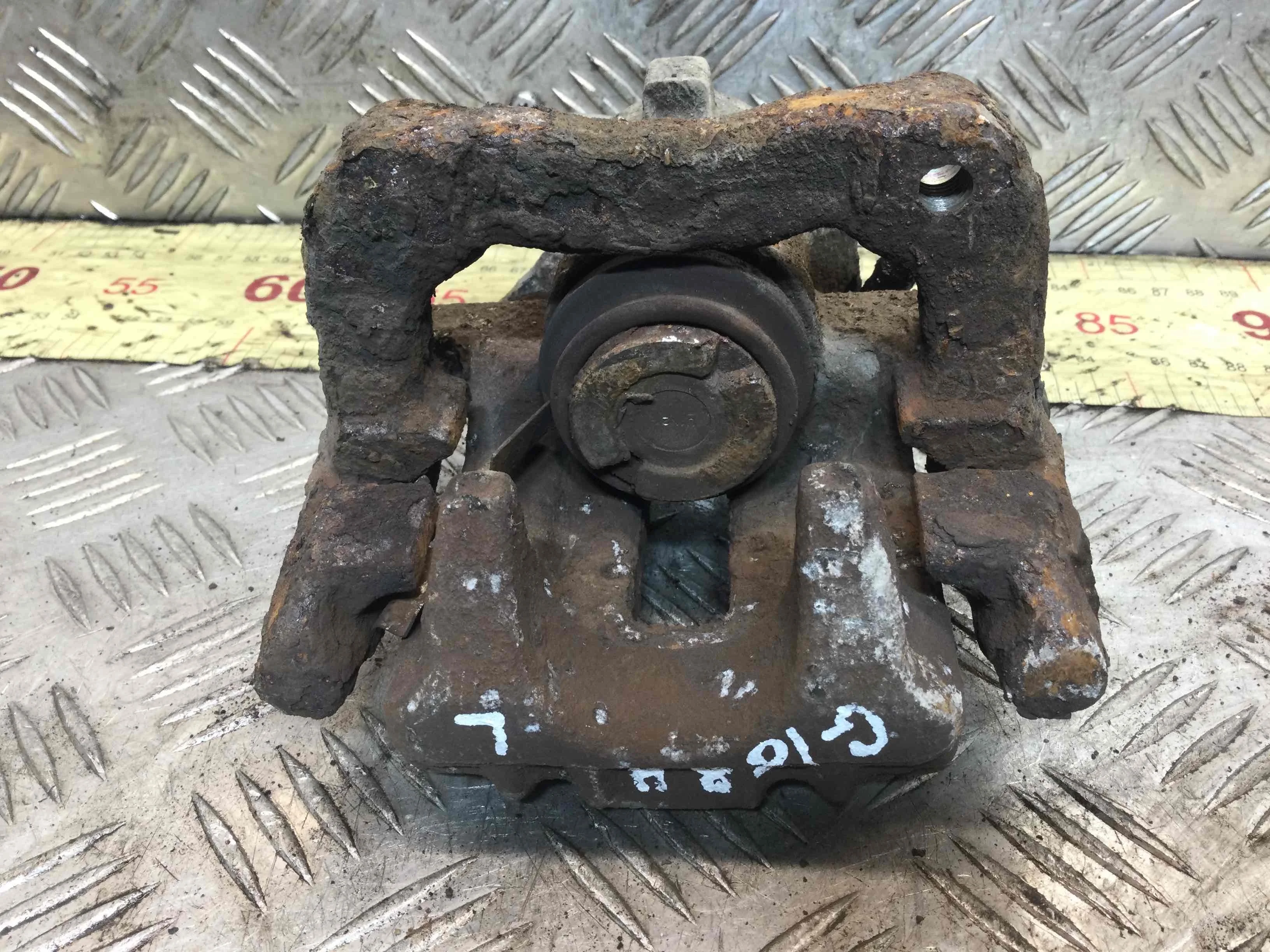 Суппорт задний левый Volkswagen Golf 4 поколение (1997-2004) бензин 1.4 i Механика Х/б