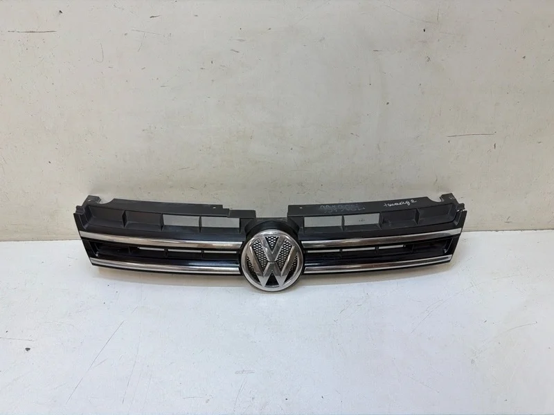 Решетка радиатора Volkswagen Touareg 2010-2014
