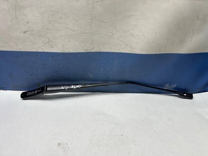 Поводок дворника Skoda Octavia A7 2013> 5E1955410, передний правый