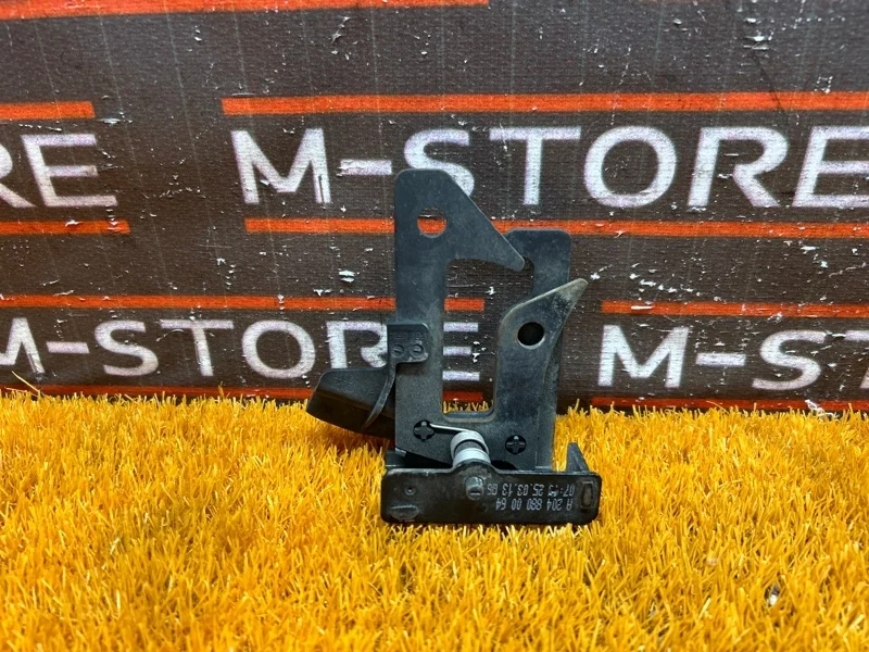 Замок капота Mercedes-Benz C-Class 2013 A2048800064 W204 271.820