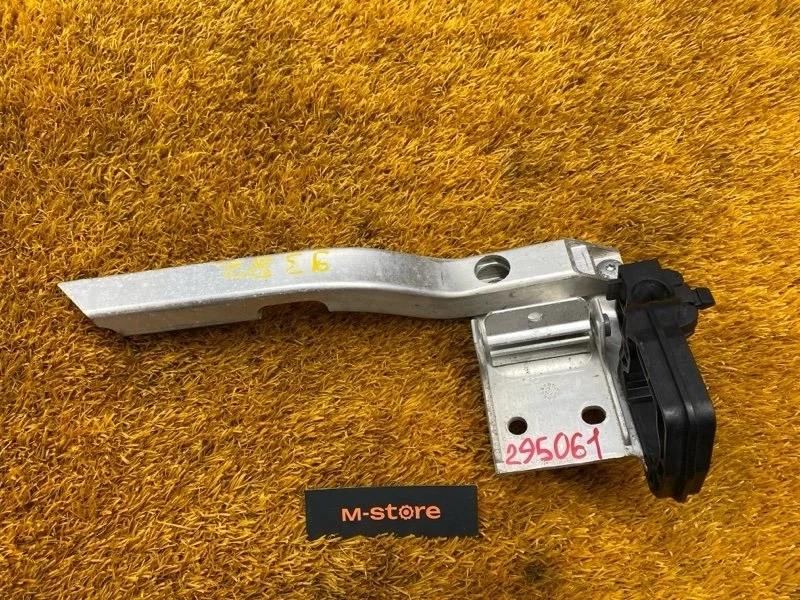 Кронштейн радиатора Bmw 5-Series 2010 51117186513 F10 N55B30A, левый