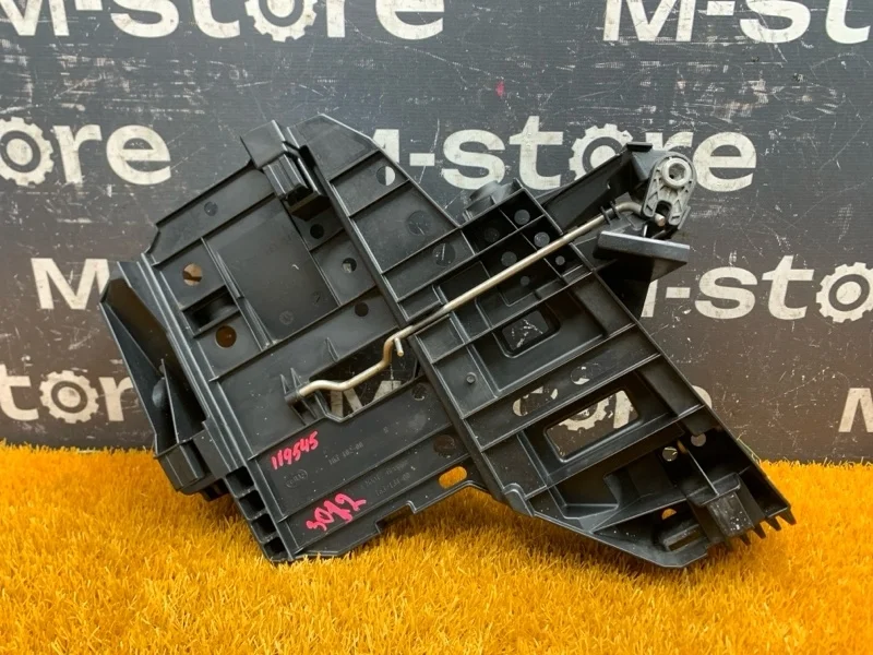 Кронштейн фары Porsche Cayenne 2007 7L5941046 957 M4801, правый