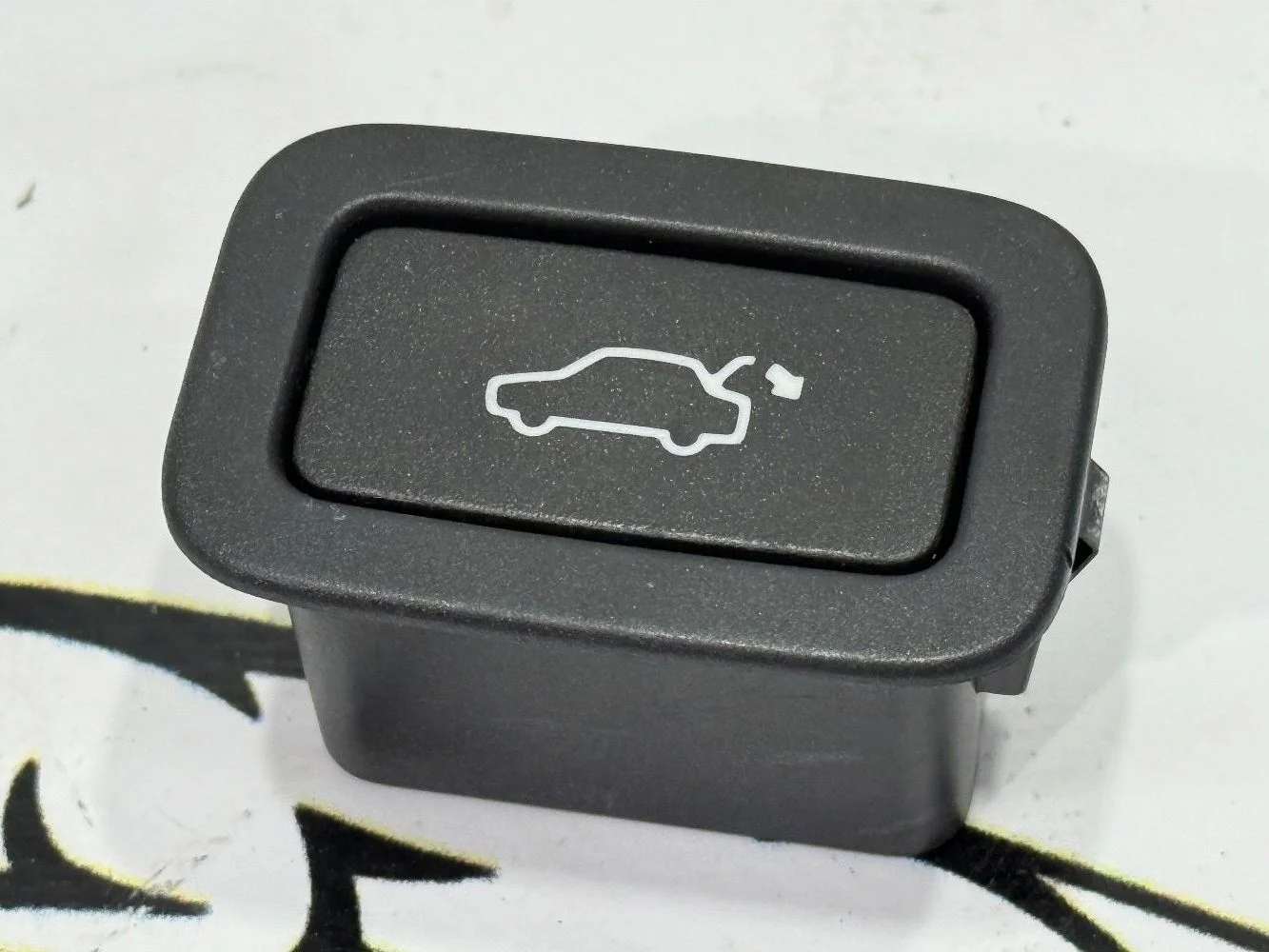 Кнопка закрывания багажника Volvo S60 XC60 XC70 P3 XC70 II рестайлинг (2013—2016)