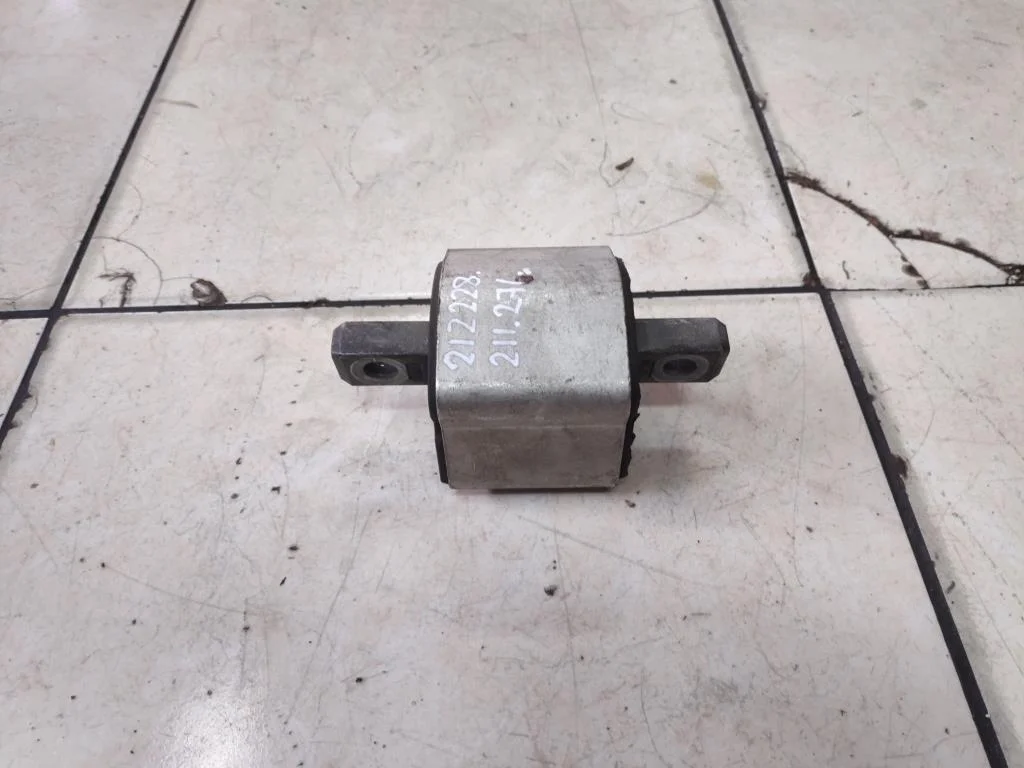 Опора КПП Mercedes-Benz