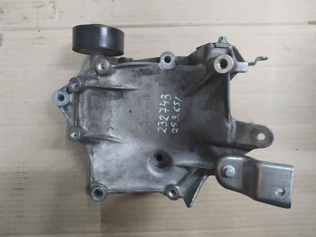 Кронштейн компрессора кондиционера Mercedes-Benz