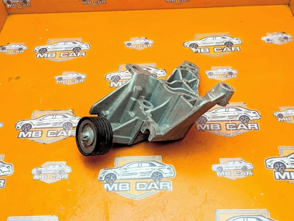 Кронштейн обводного ролика Mercedes-Benz