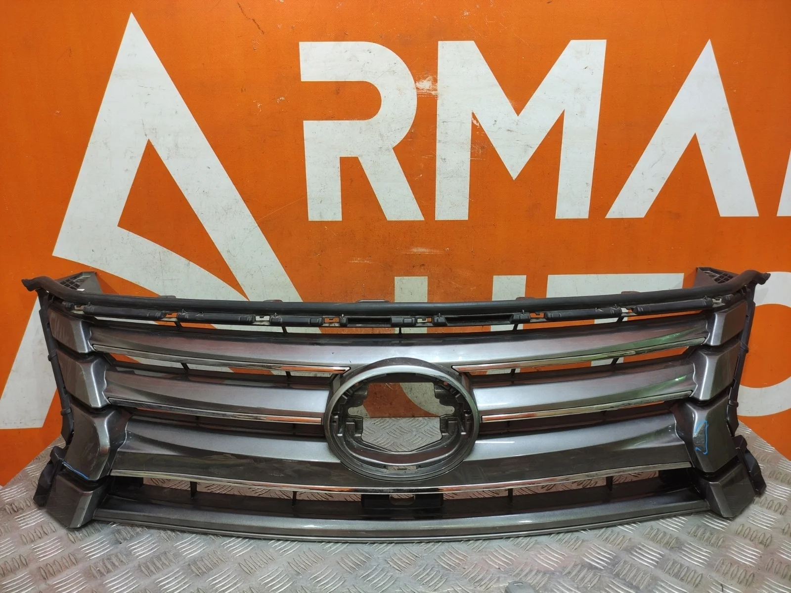 Решетка радиатора LEXUS LX 2015-2023 URJ200