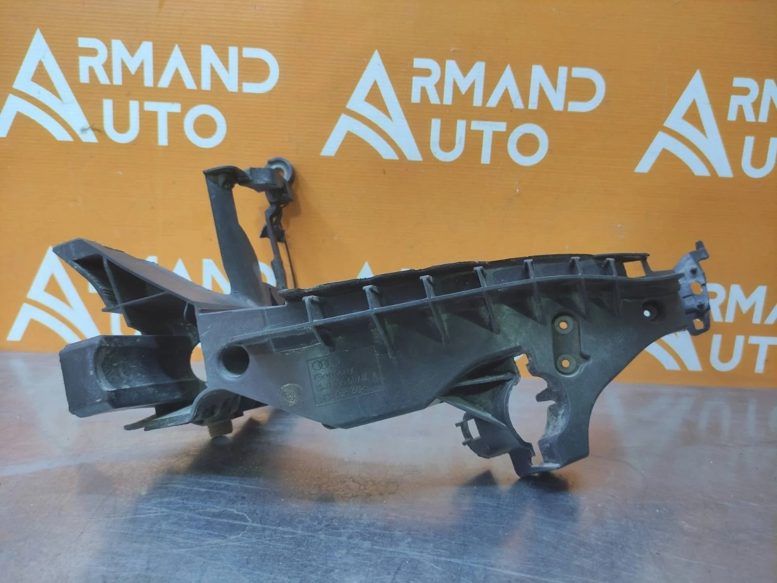 Кронштейн фары Audi A4 2011-2015 B8