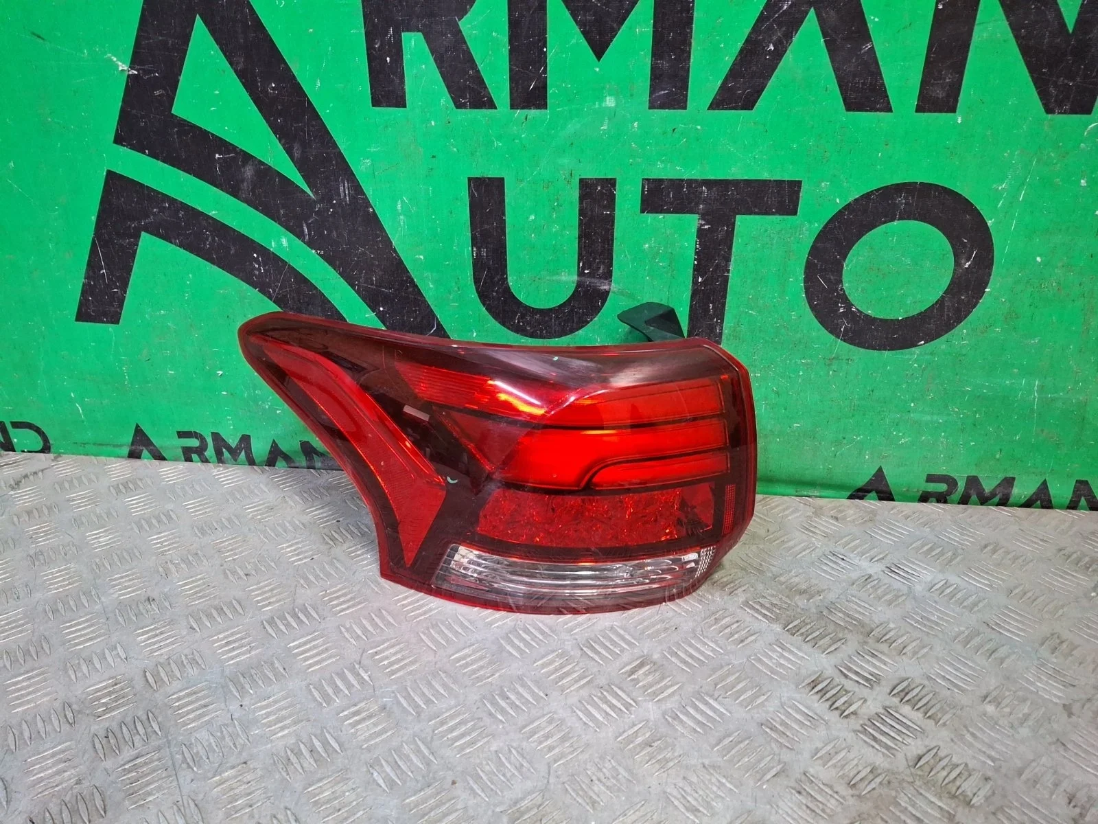 Фонарь внешний Mitsubishi Outlander 2015-нв 3