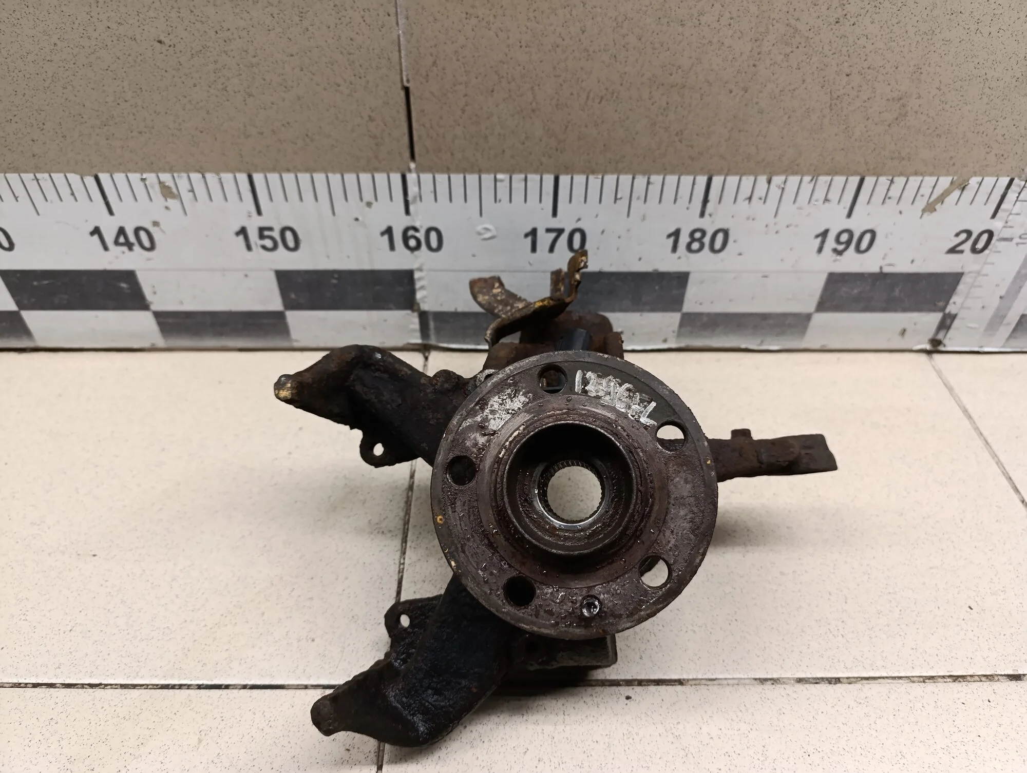 Кулак поворотный передний левый Fabia 1999-2006