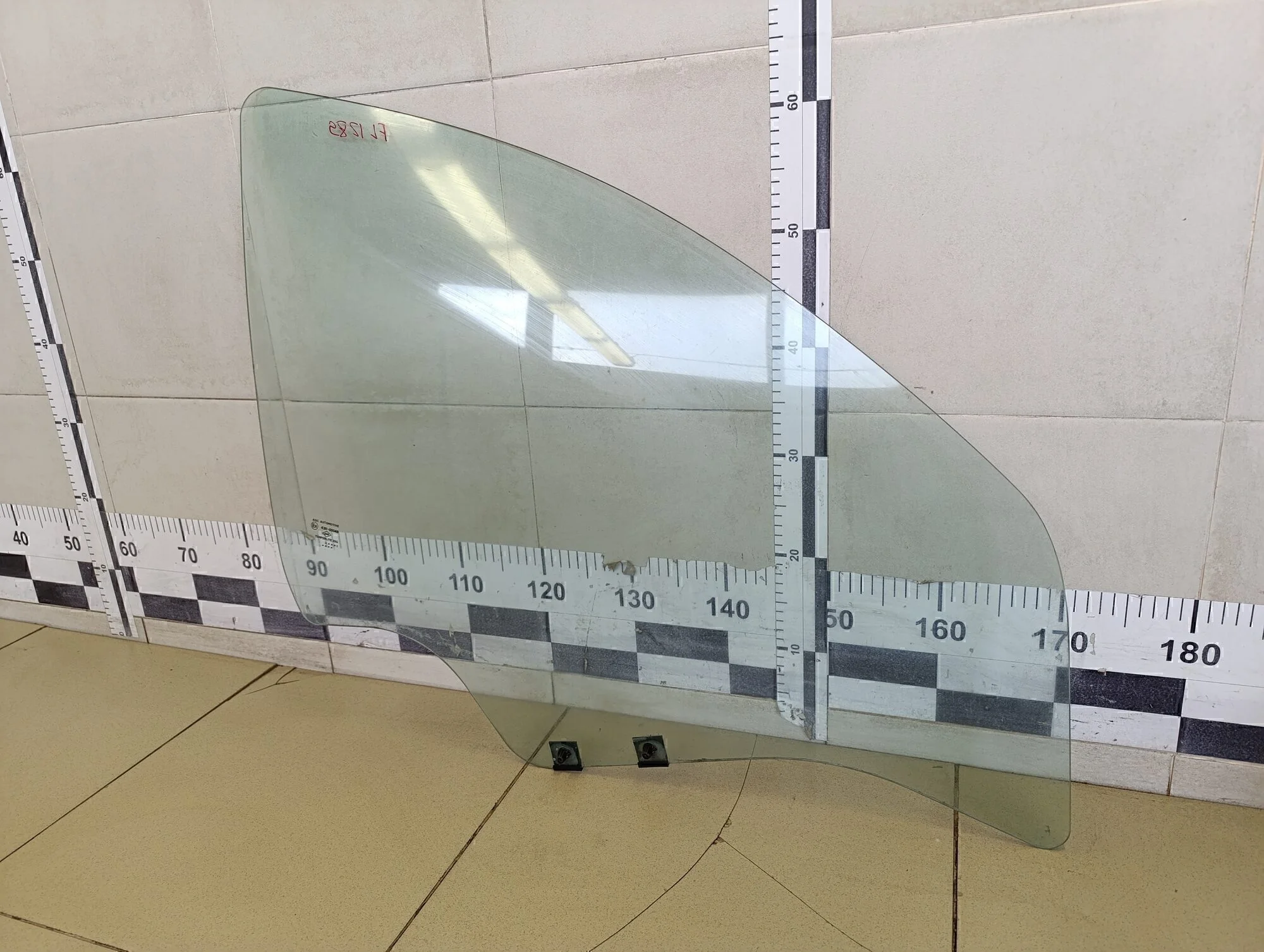 Стекло двери передней левой Duster 2012>