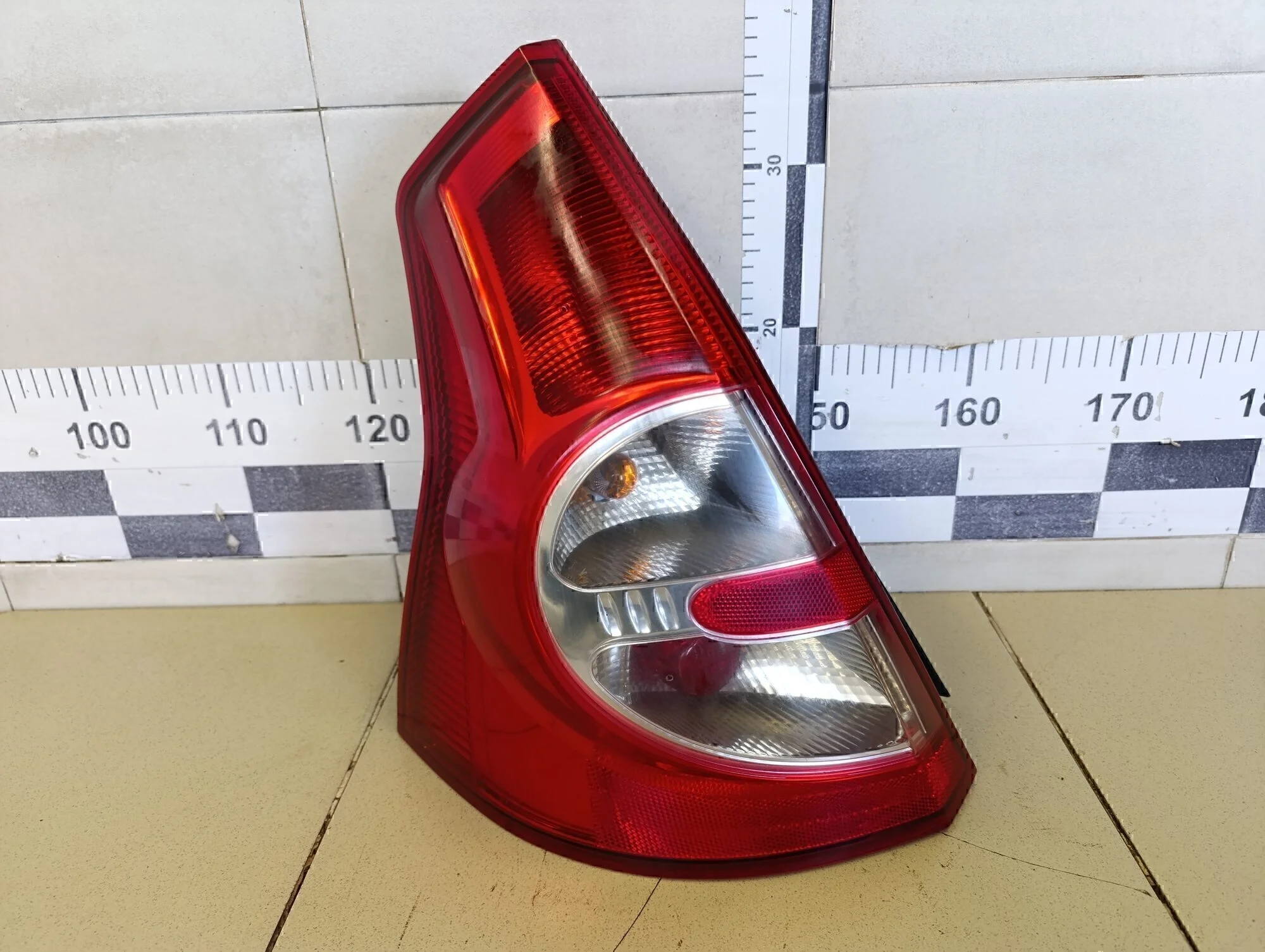 Фонарь задний левый Sandero 2009-2014