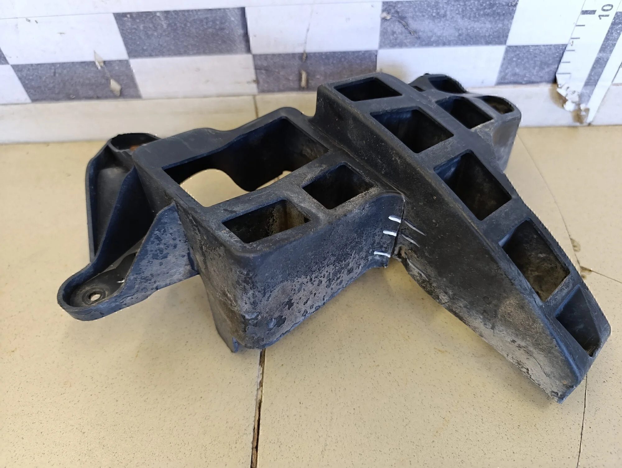 Направляющая заднего бампера правая Sandero 2009-2014