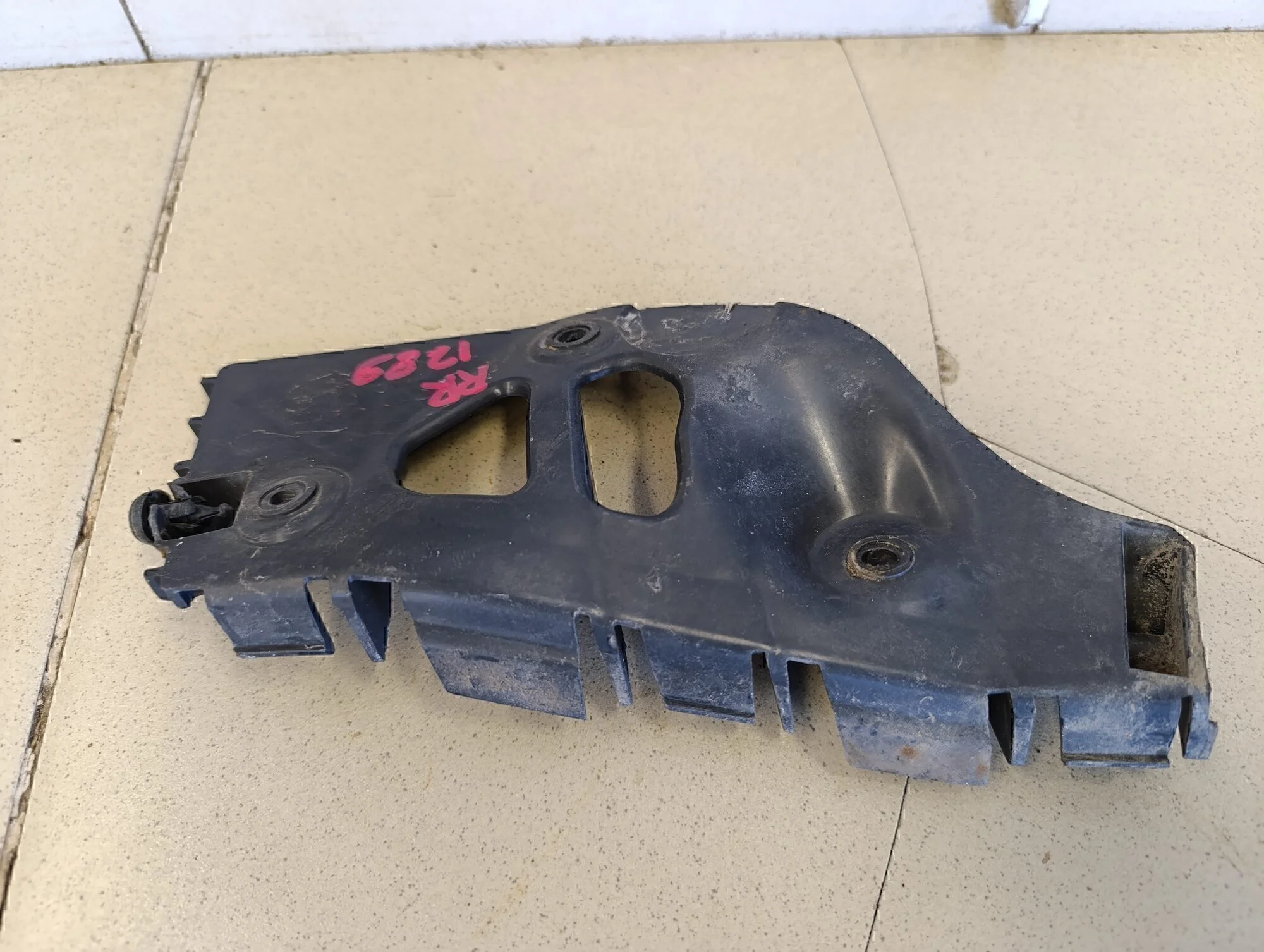 Направляющая заднего бампера правая Sandero 2009-2014