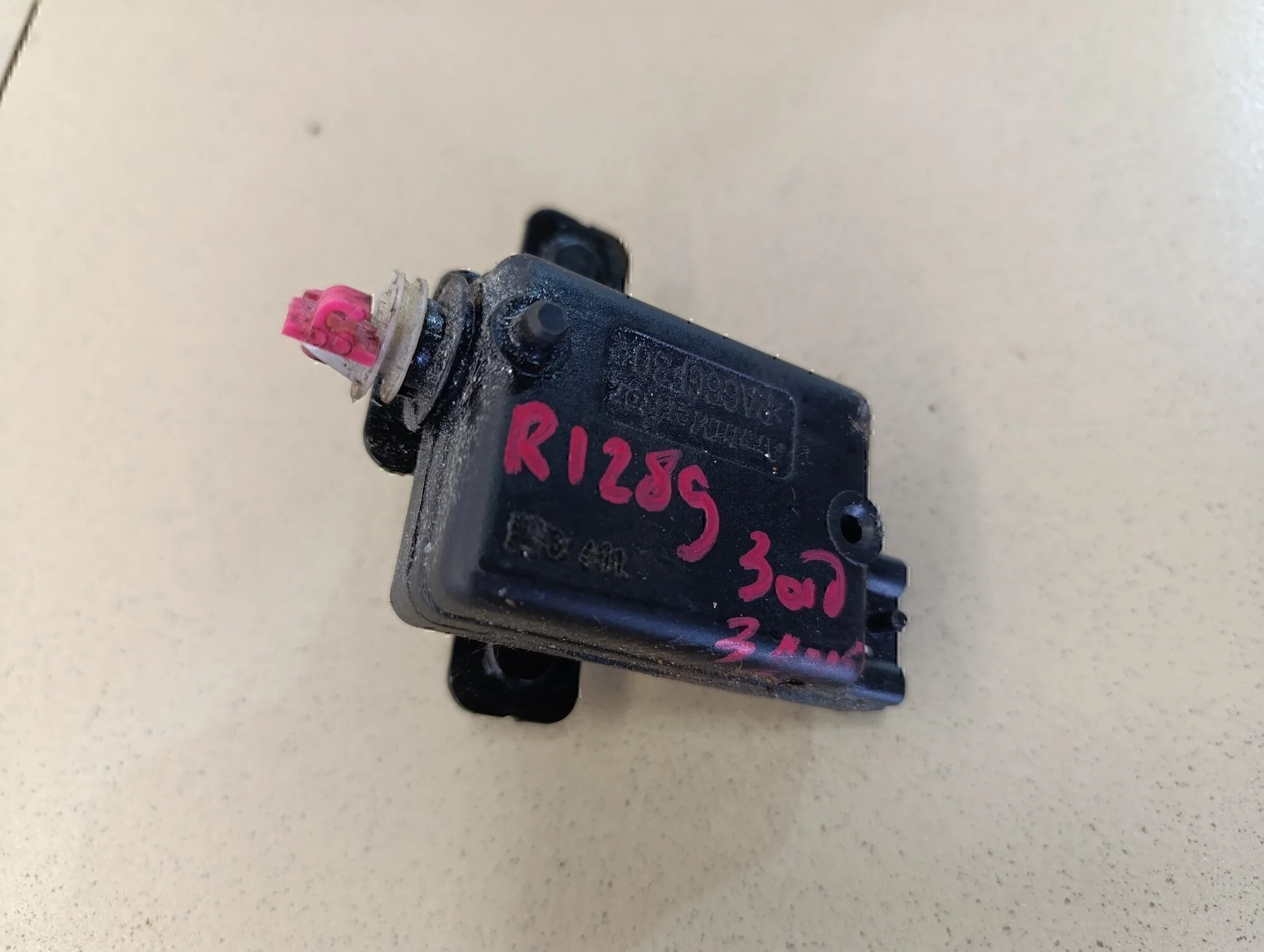 Активатор замка багажника Duster 2012>