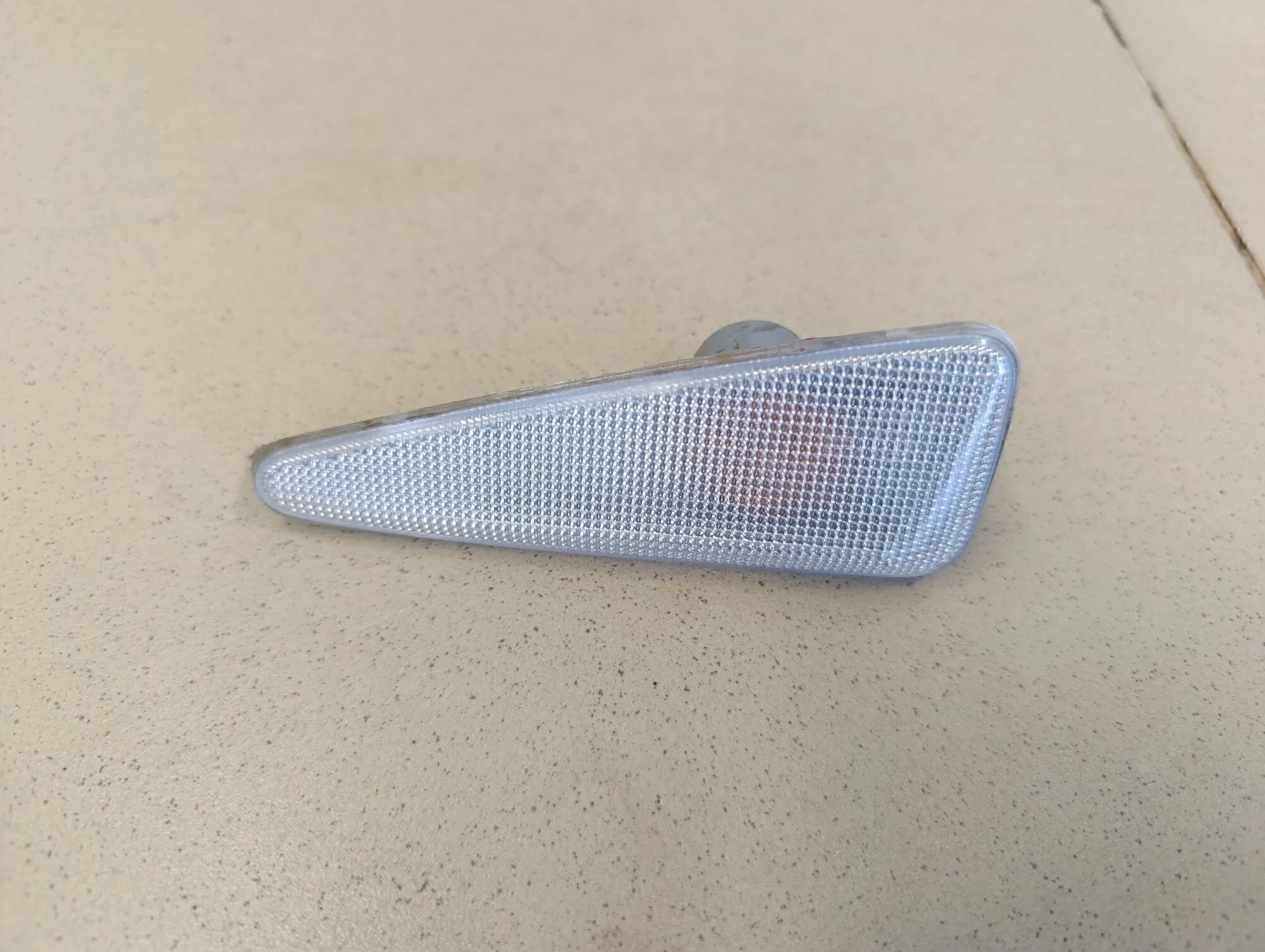 Повторитель на крыло правый белый Sandero 2009-2014