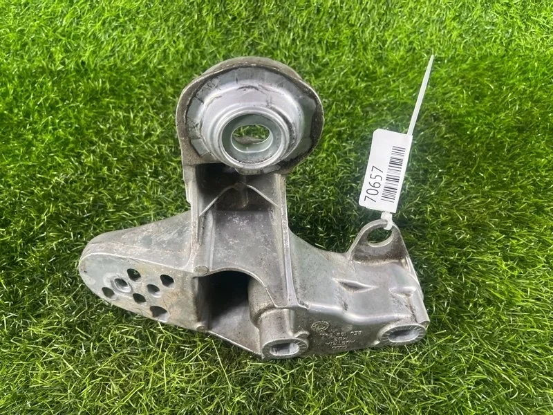 Опора двигателя Audi A4 2006 8E0199351 B7 BFB 1.8T, левая