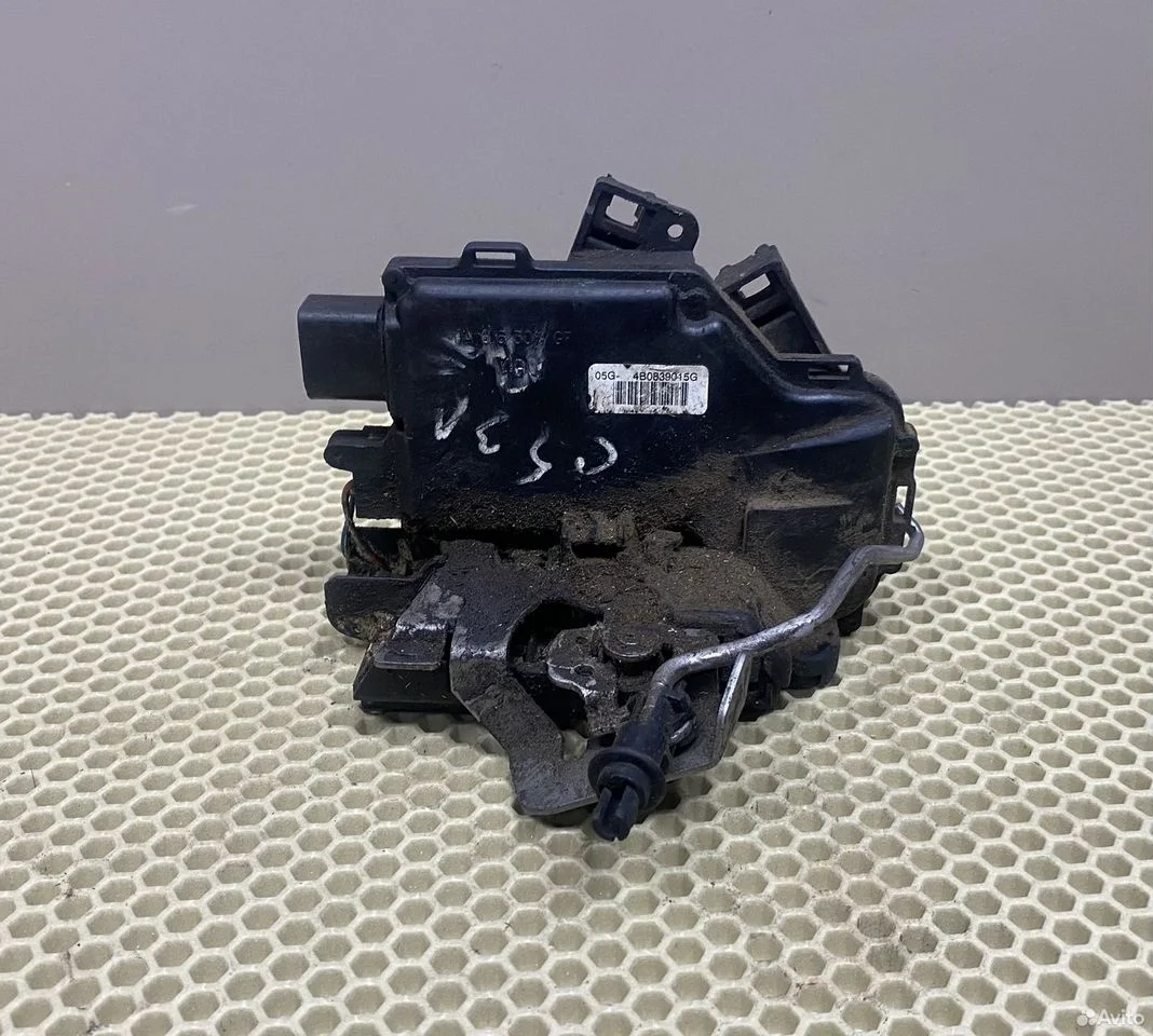 Замок двери задний левый audi a6 c5 4b