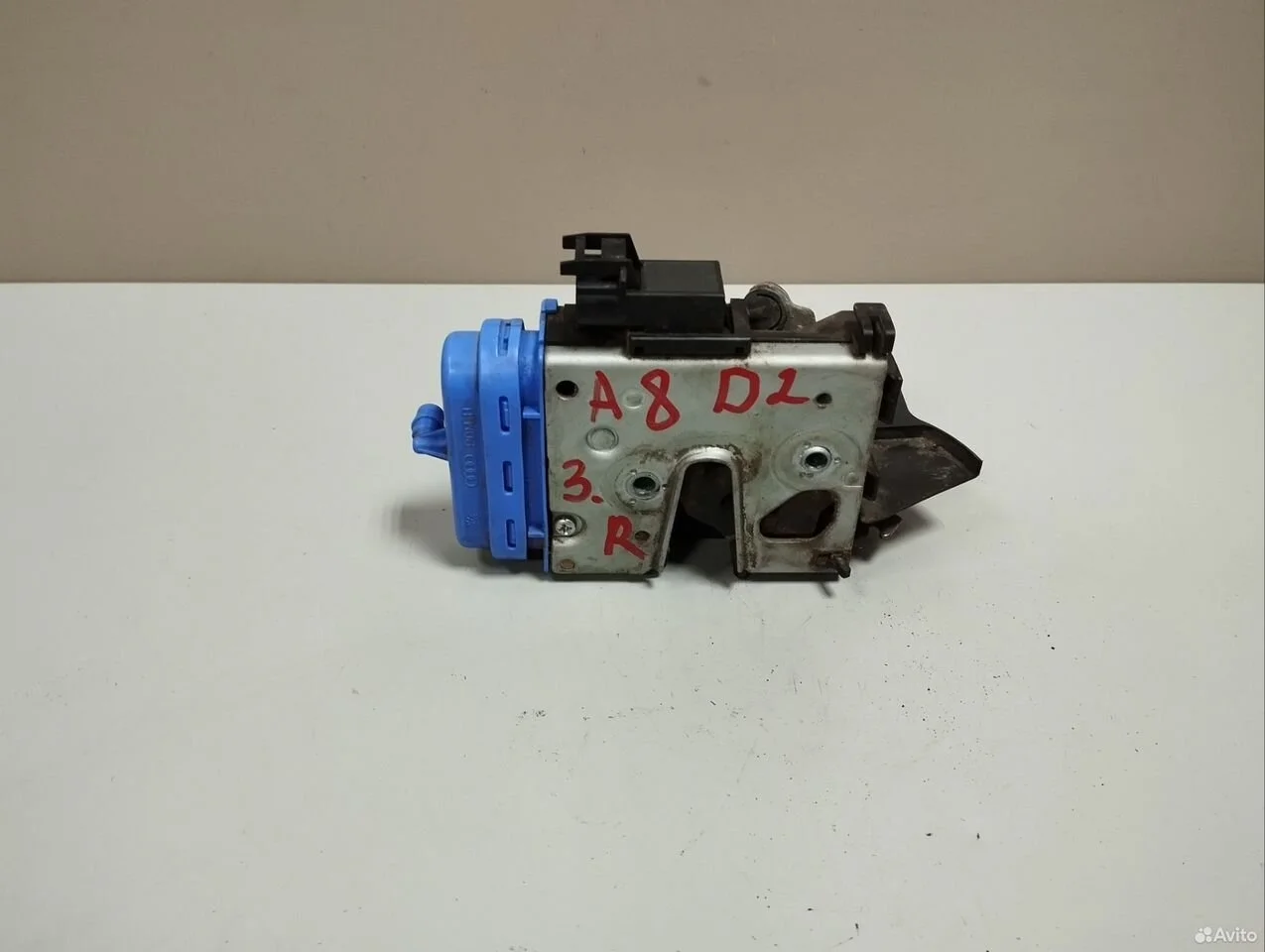 Замок двери задней правой audi a8 4d d2