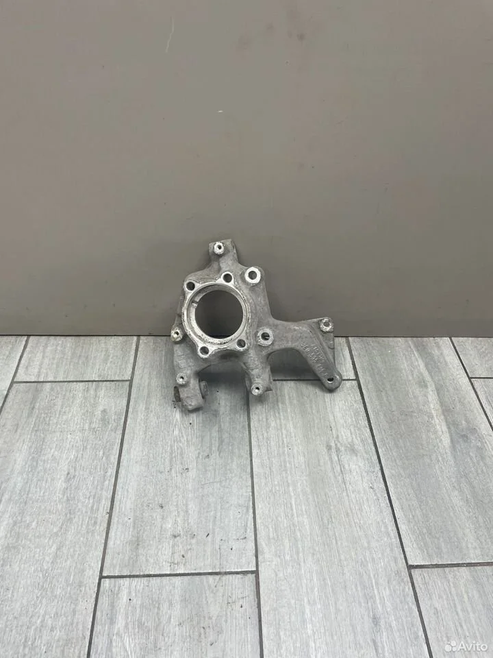 Кулак задний правый skoda yeti 5l