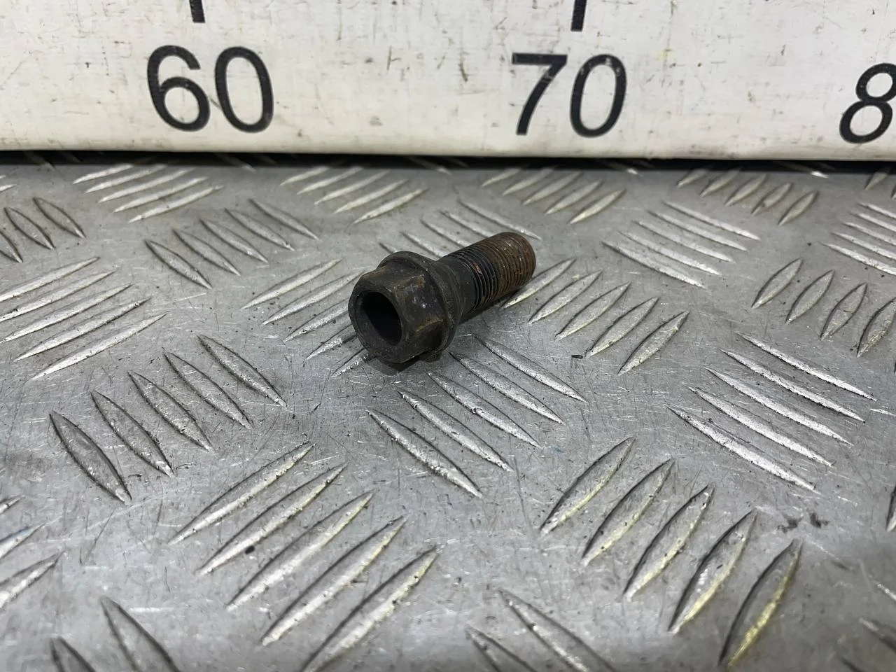 [Б/У] Болт колесный BMW 1-serie [Код: 00541077 ]