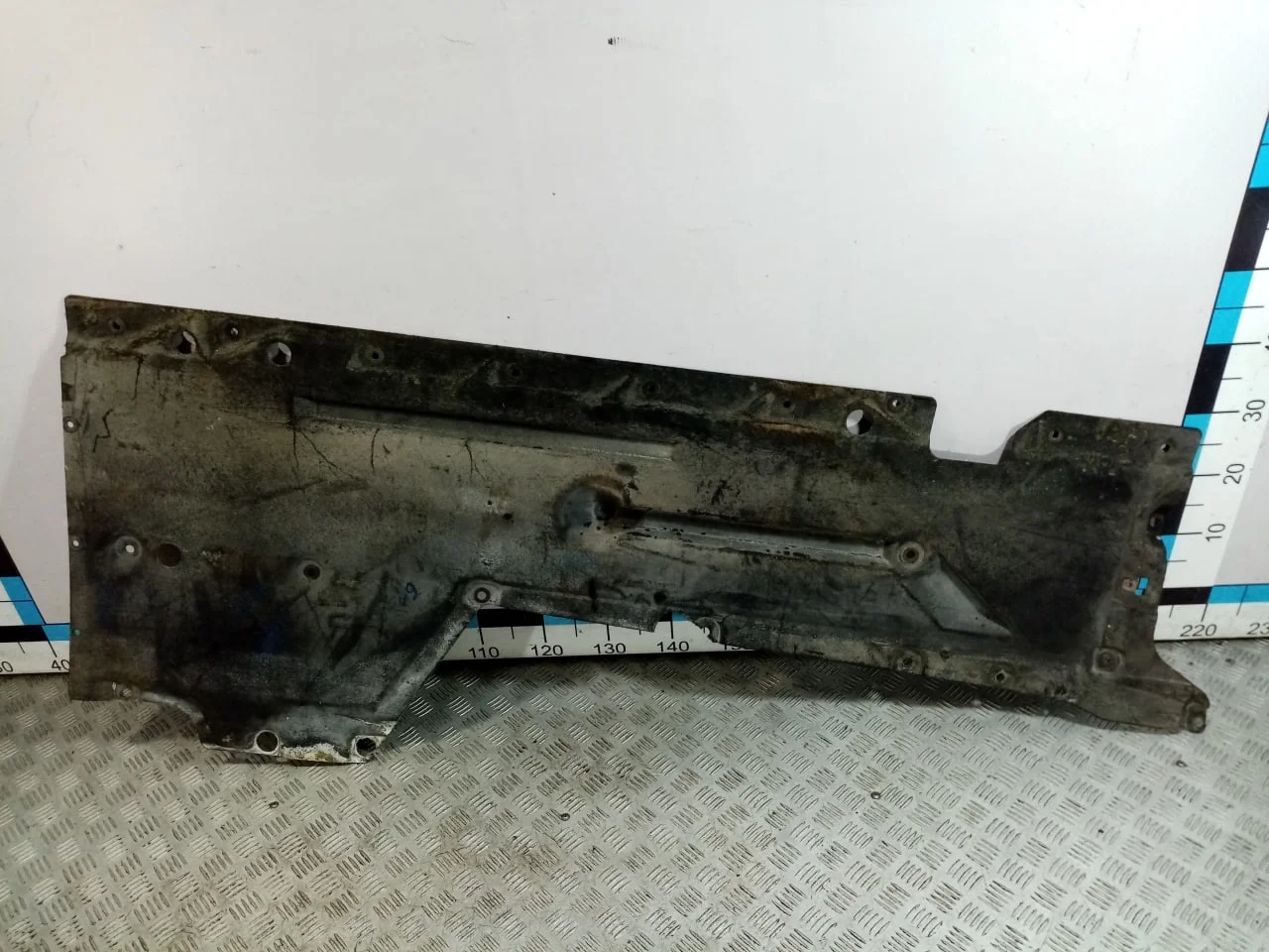 [Б/У] Защита антигравийная правая - Надорвано крепление [Незначительные дефекты] [Код: 00606803 ]