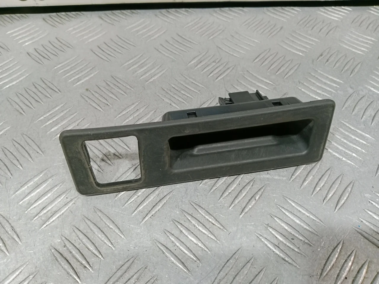 [Б/У] Кнопка открывания багажника - Отсутствует один фиксатор [ХОРОШЕЕ] [Код: 00664016 ]