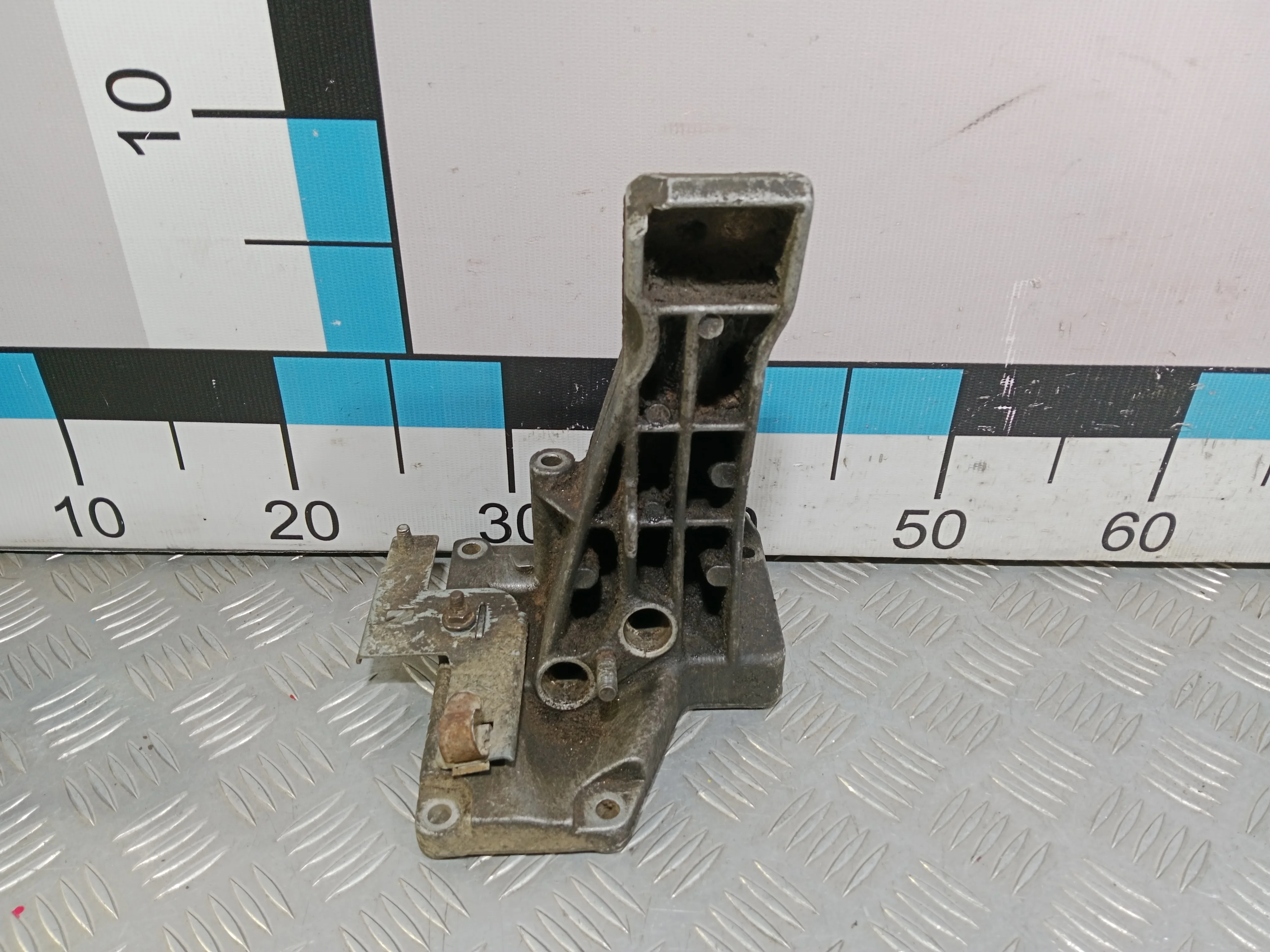 [Б/У] Кронштейн двигателя левый BMW [Код: 00395157 ]