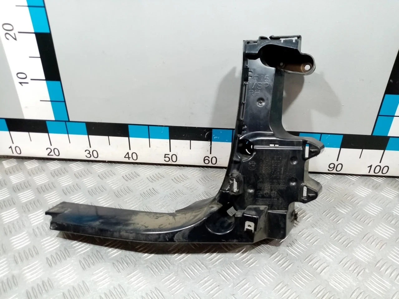 [Б/У] Кронштейн заднего бампера правый [Код: 00657878 ]