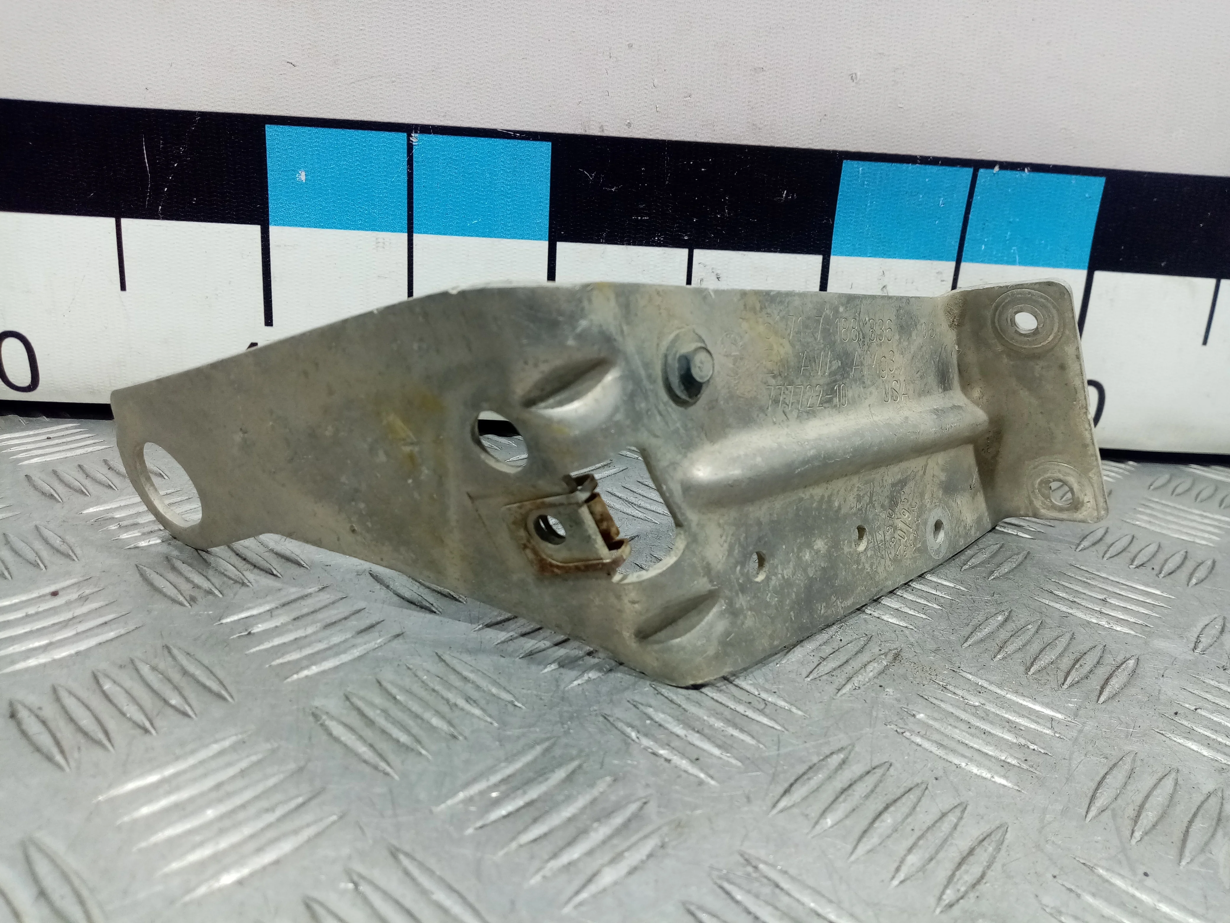 [Б/У] Кронштейн защиты картера [Код: 00383583 ]