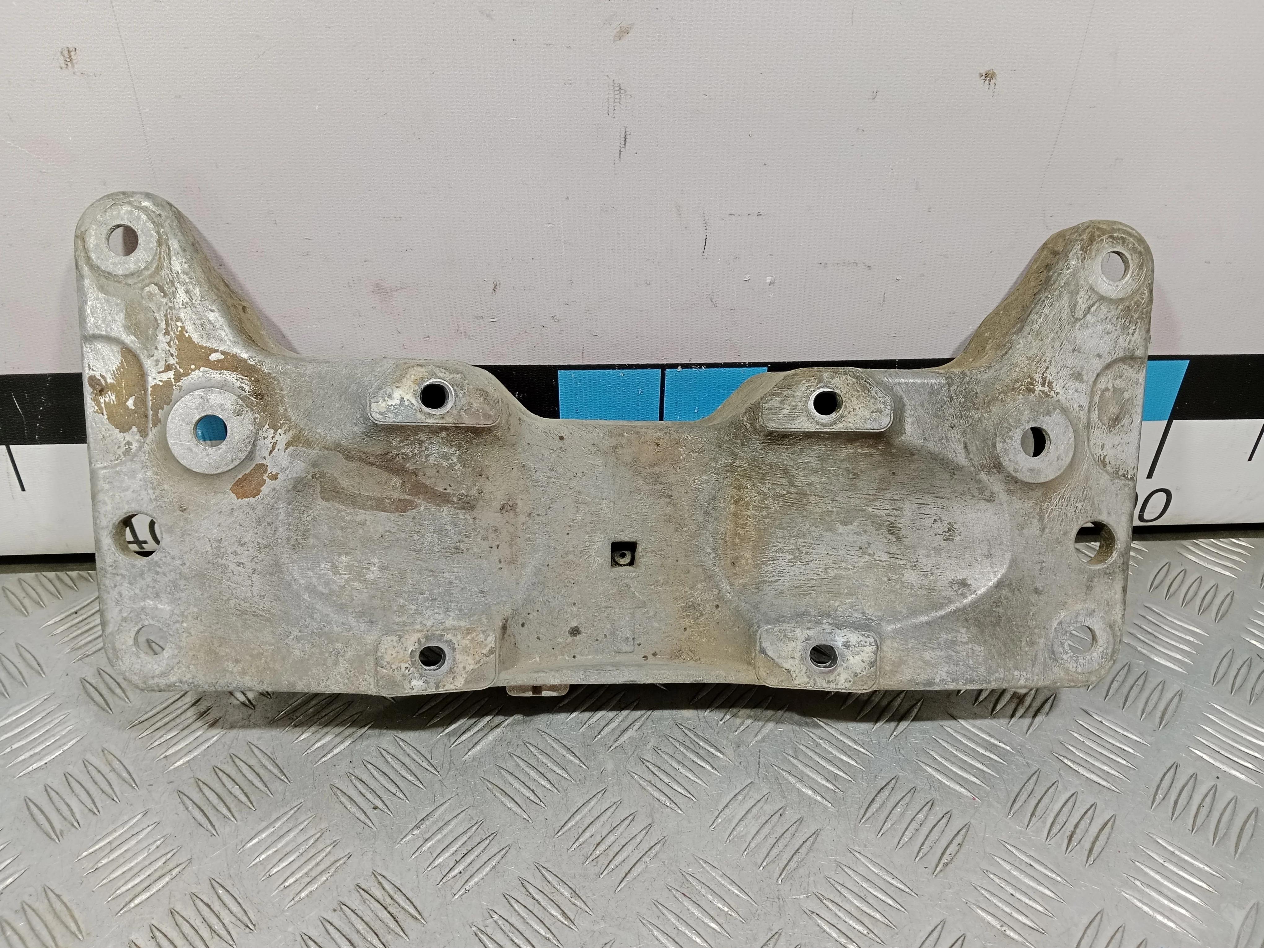 [Б/У] Кронштейн КПП BMW [Код: 00390105 ]