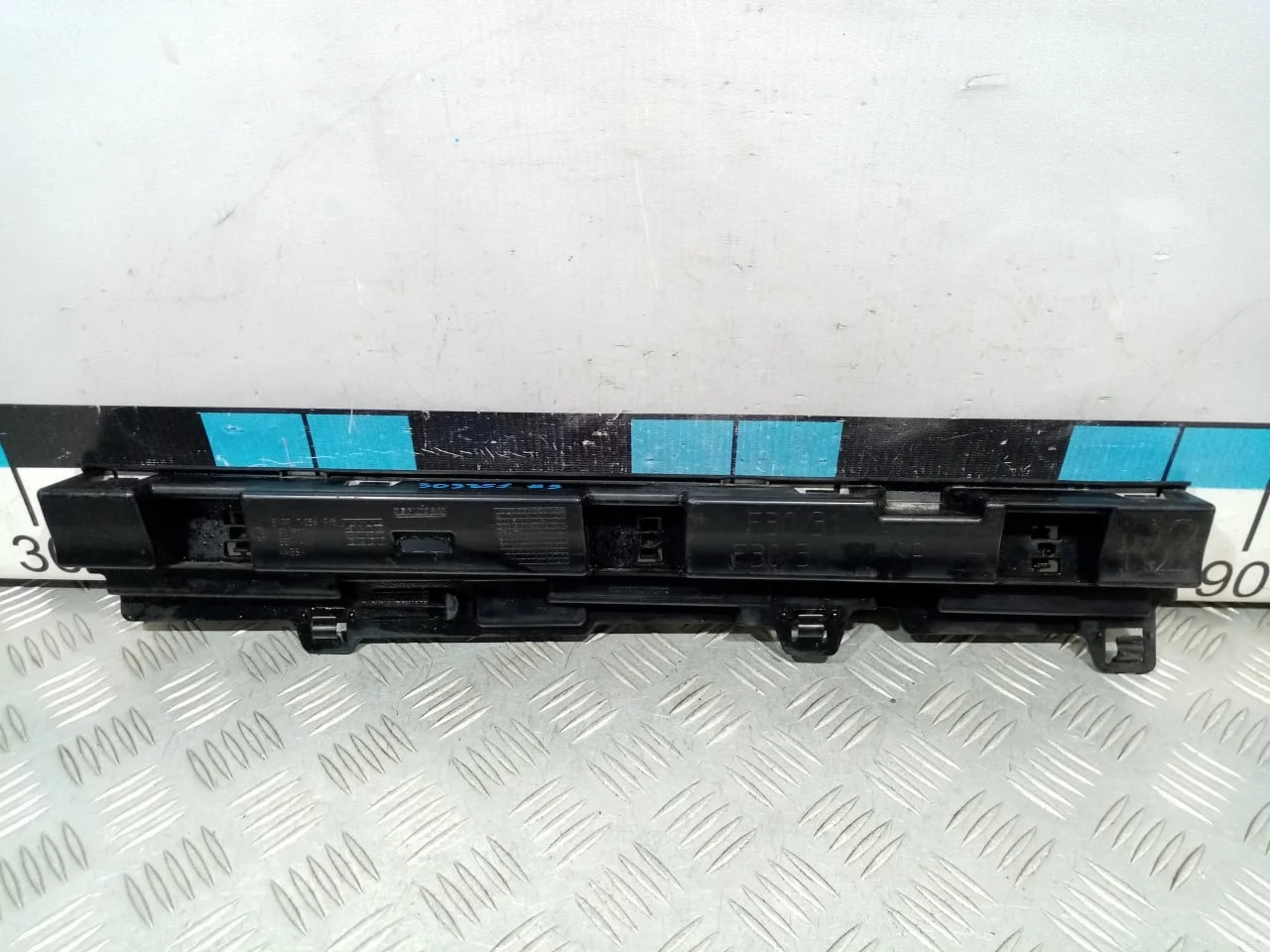 [Б/У] Кронштейн накладки на порог правый [Код: 00606625 ]