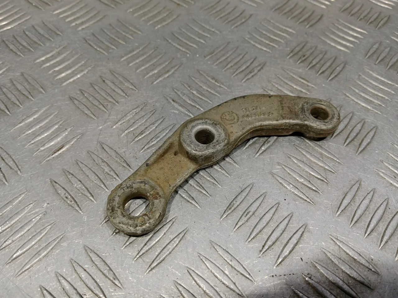 [Б/У] Кронштейн переднего стабилизатора левый [Код: 00679709 ]