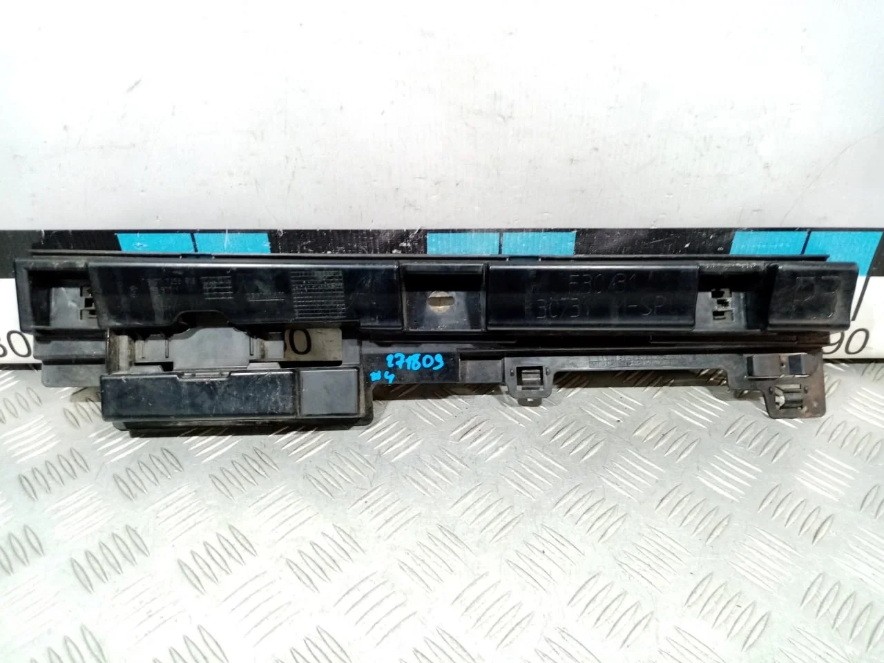 [Б/У] Кронштейн порога правого центр [Код: 00606624 ]