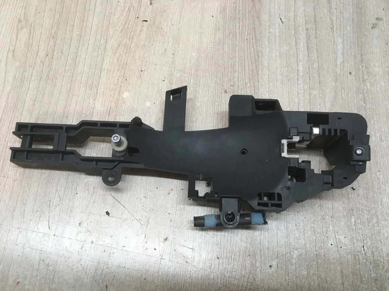 [Б/У] Кронштейн ручки двери левой перед=задн [Код: 00587038 ]