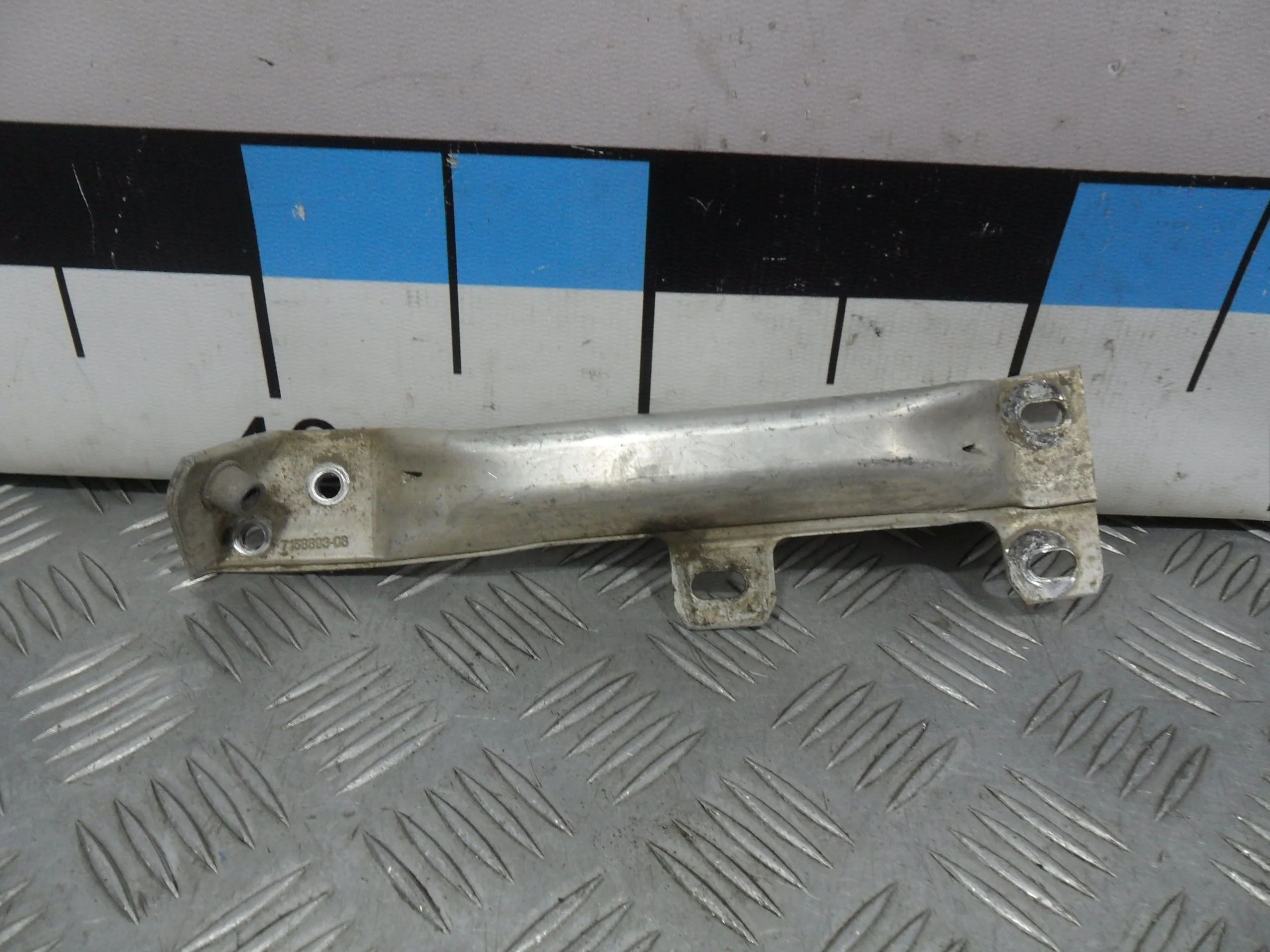 [Б/У] Кронштейн усилителя переднего бампера [Код: 00382271 ]