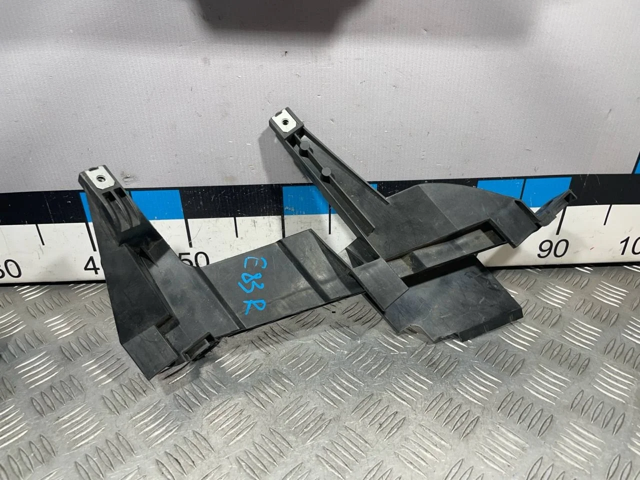 [Б/У] Кронштейн фары правой BMW E83 - скол пластика [Незначительные дефекты] [Код: 00528541 ]