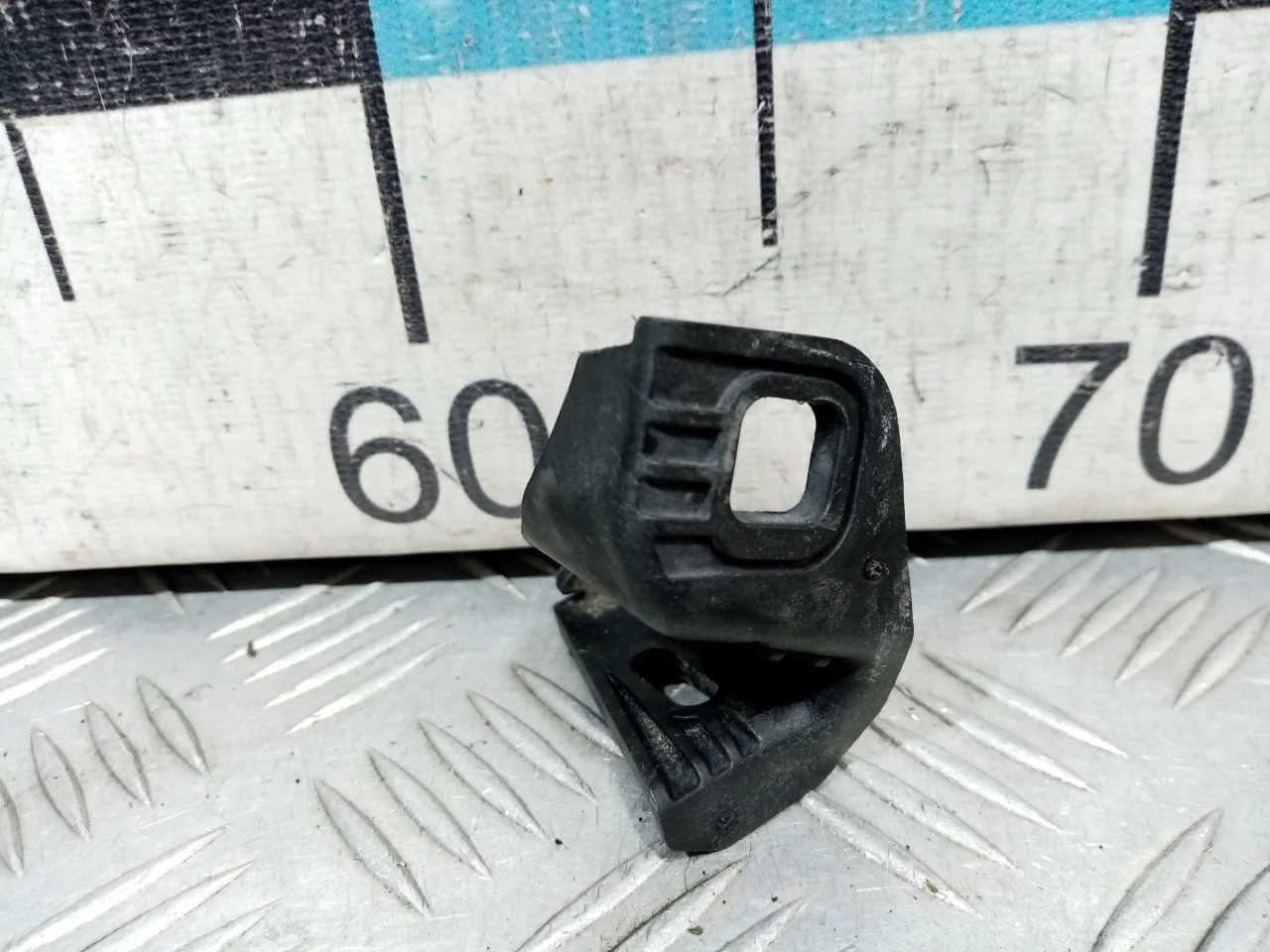 [Б/У] Кронштейн фары правый [Код: 00606654 ]