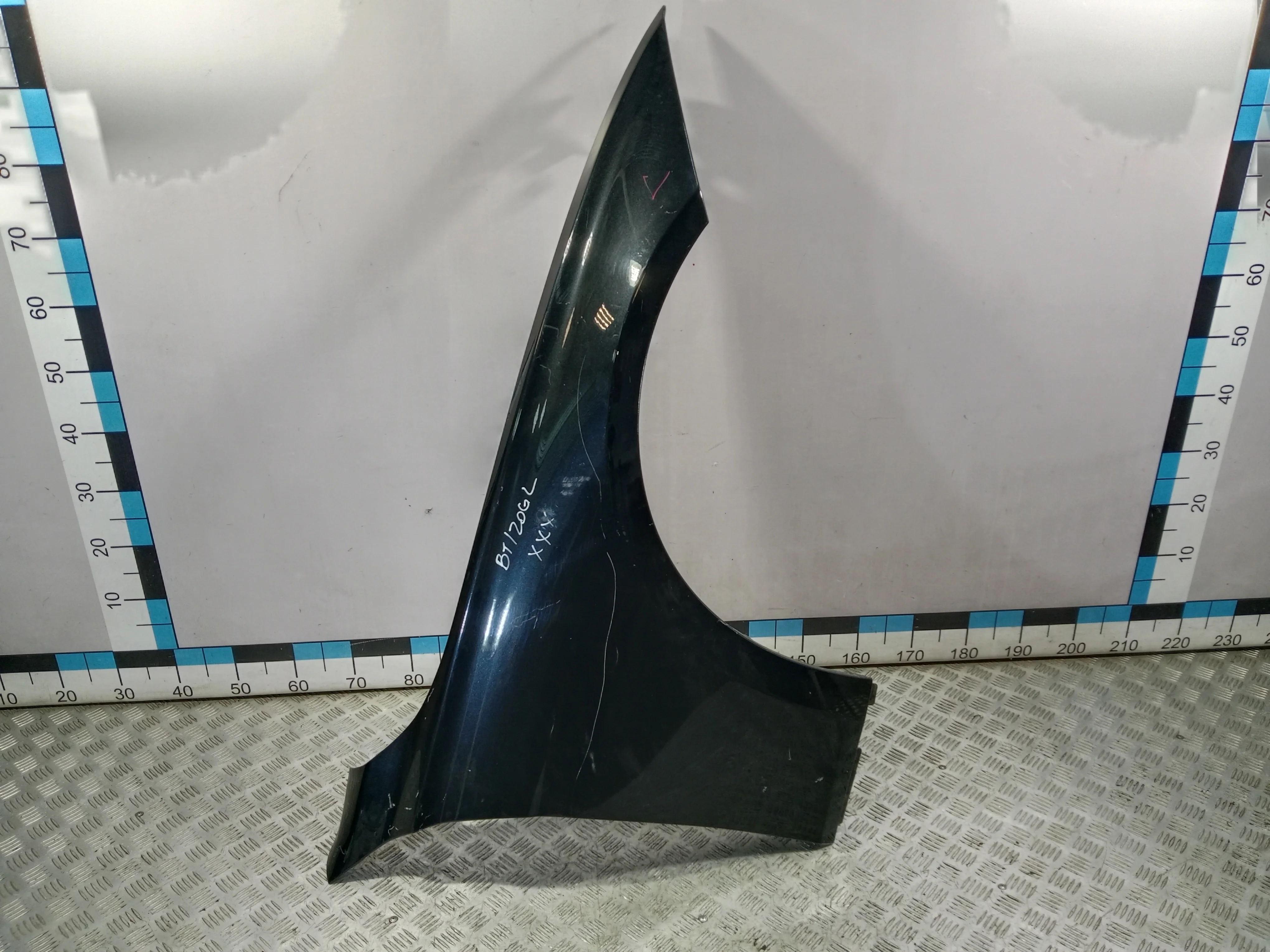 [Б/У] Крыло переднее правое - вмятинка по центру 3 см [Незначительные дефекты] [Код: 00510048 ]