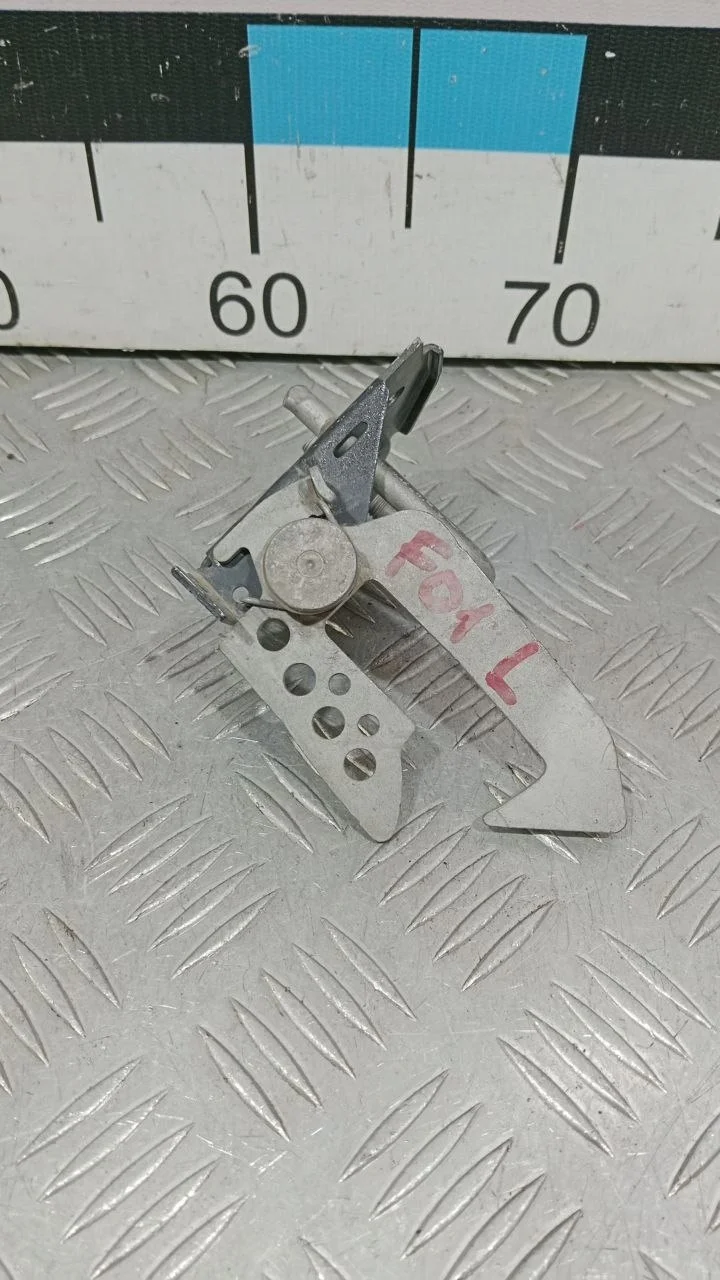 [Б/У] Крючок капота левый [Код: 00383169 ]