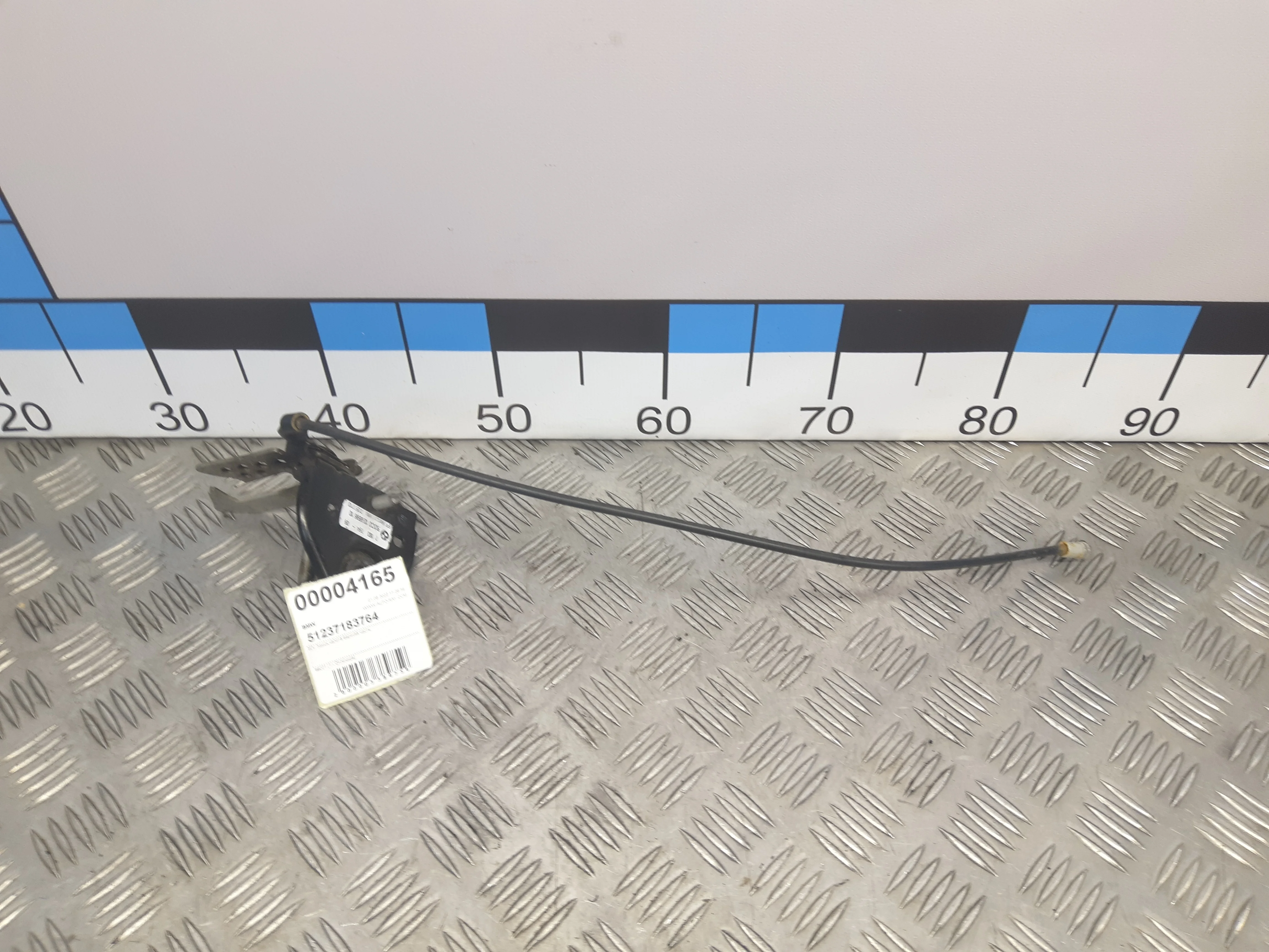 [Б/У] Крючок капота правый - Отличное состояние. [Код: 00293788 ]