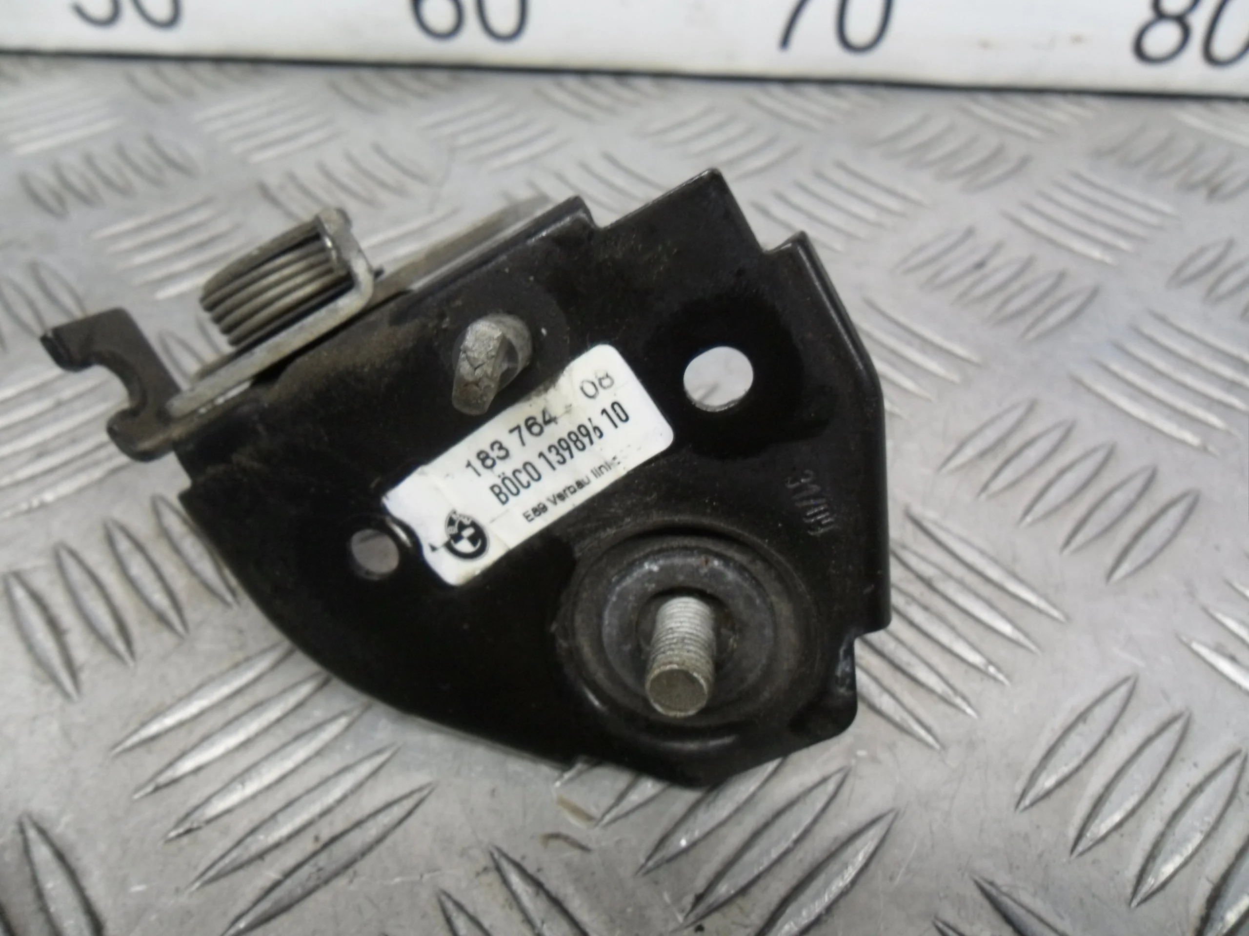 [Б/У] Крючок капота правый [Код: 00355759 ]