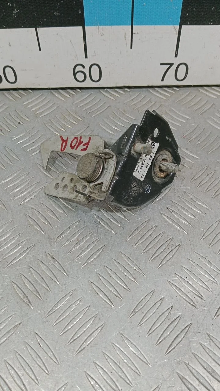 [Б/У] Крючок капота правый [Код: 00383149 ]