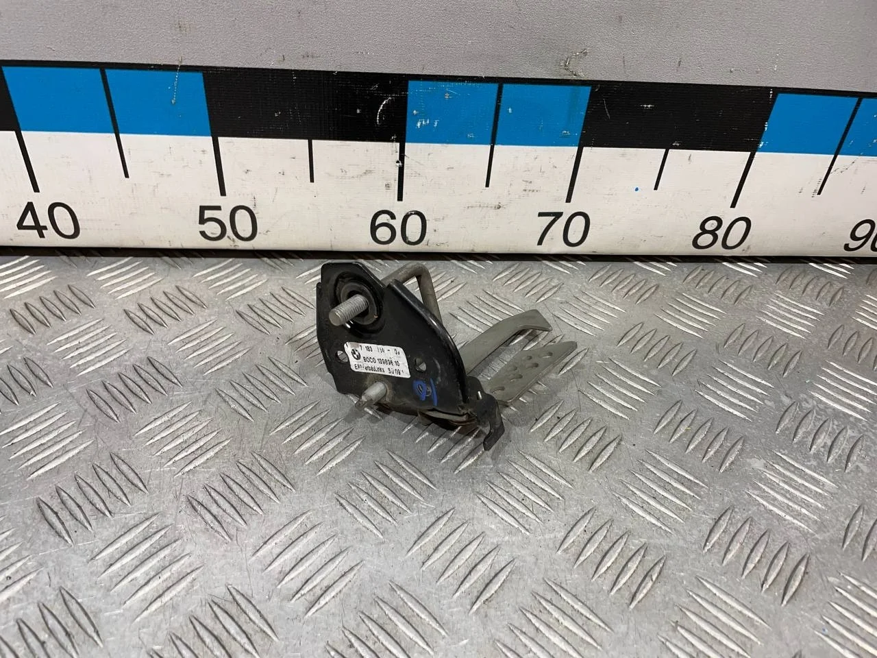 [Б/У] Крючок капота правый [Код: 00663309 ]