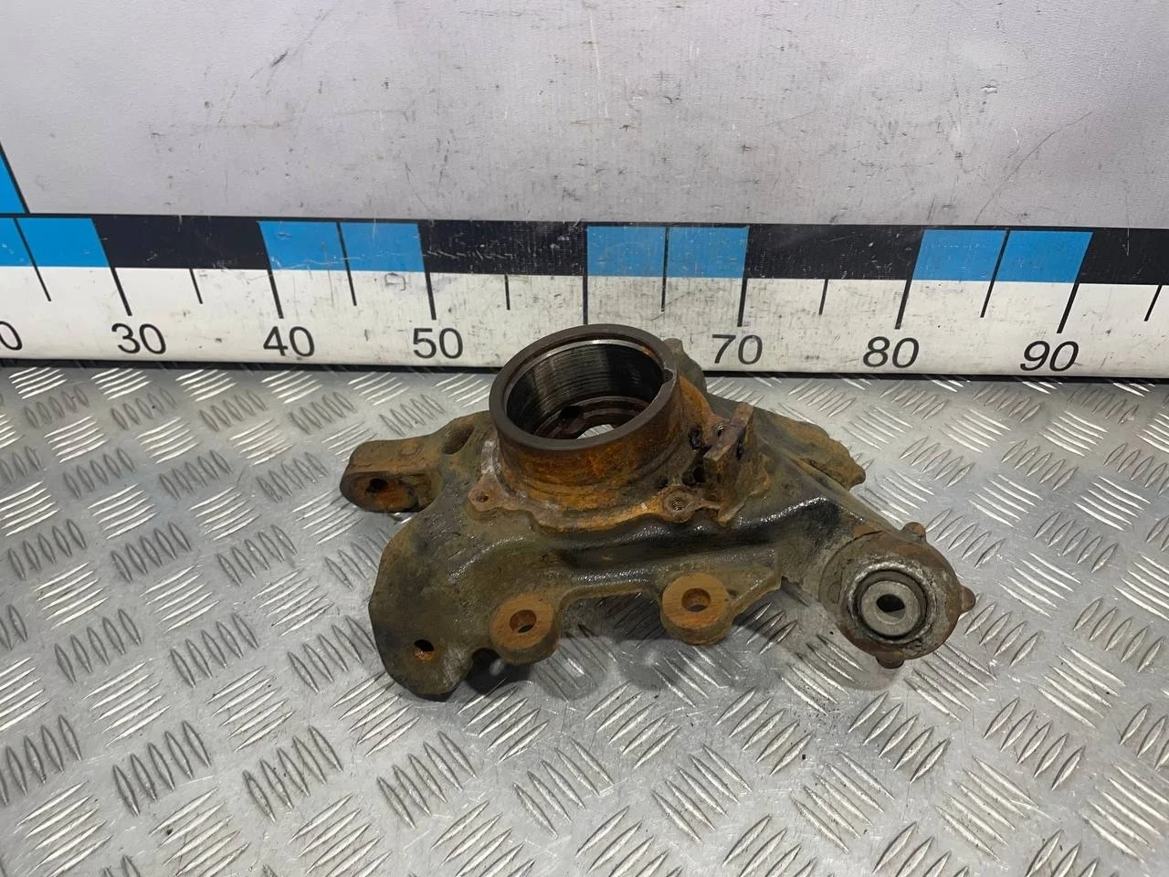 [Б/У] Кулак задний левый [Код: 00610808 ]