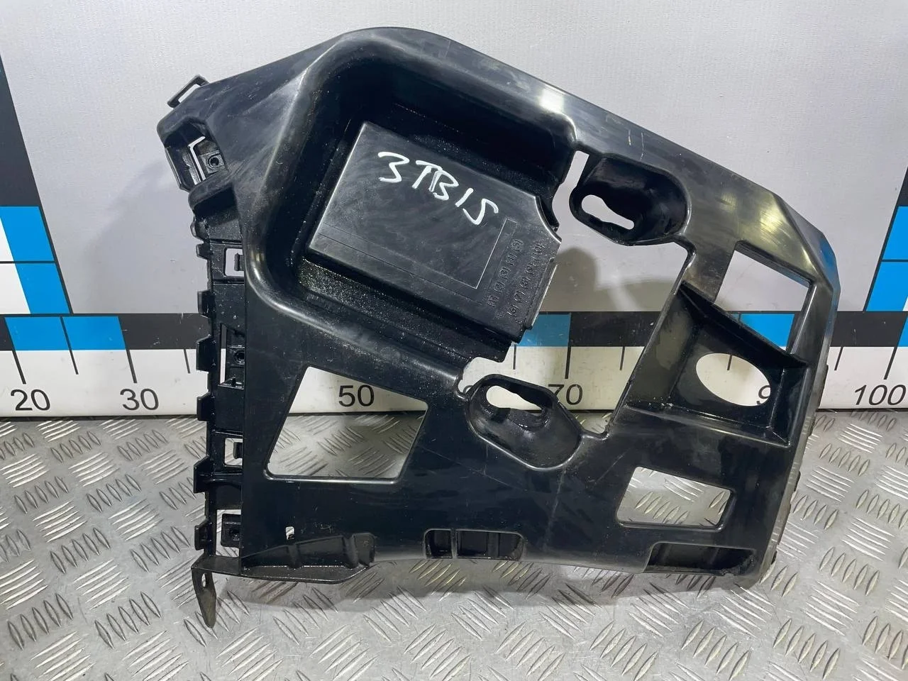 [Б/У] Направляющая заднего бампера левая BMW 1-serie [Код: 00540234 ]