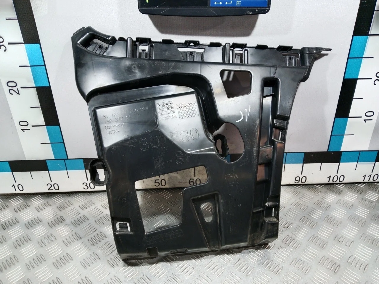 [Б/У] Направляющая заднего бампера правая BMW [Код: 00603998 ]