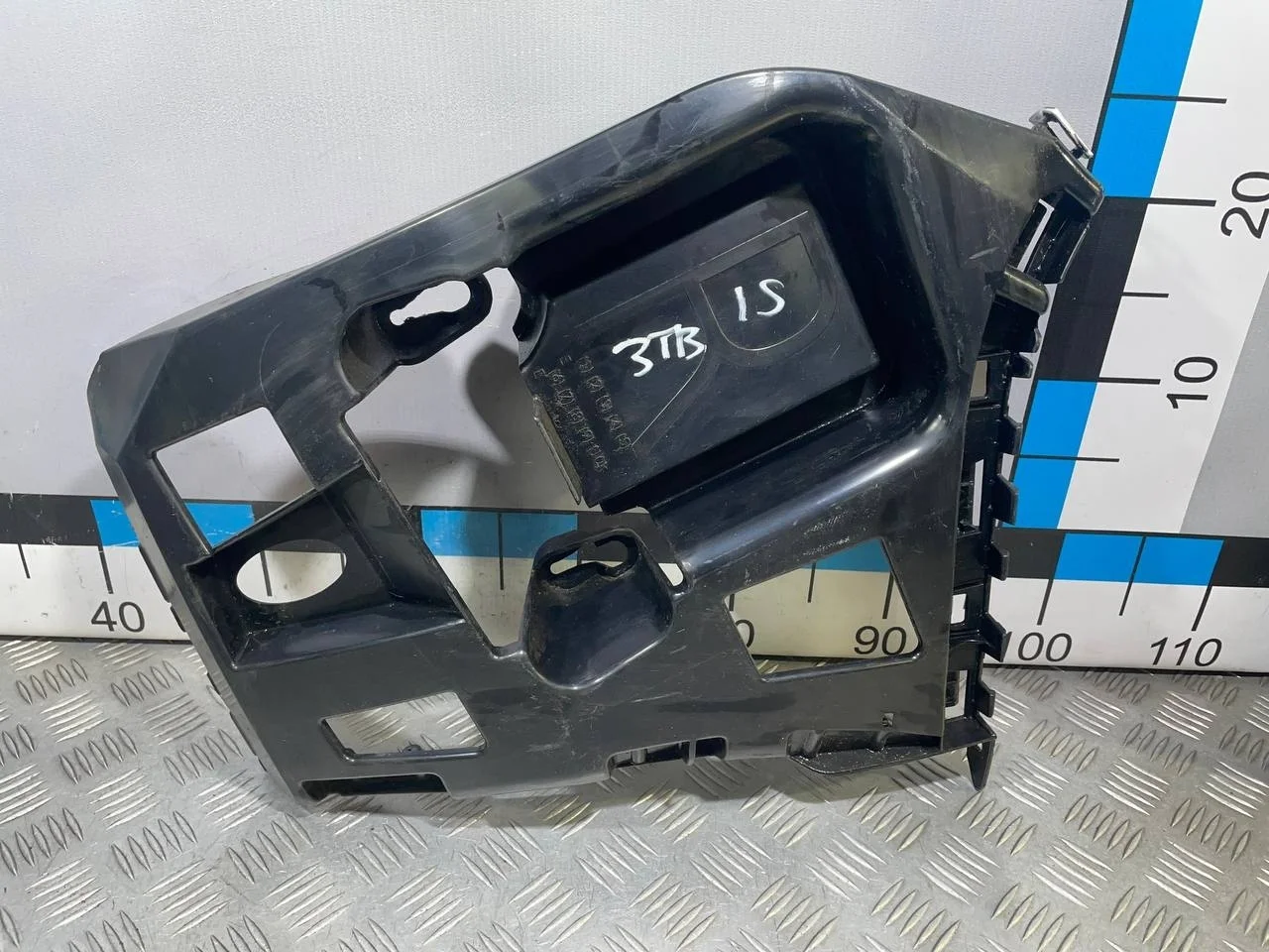 [Б/У] Направляющая заднего бампера правая BMW 1-serie [Код: 00540233 ]